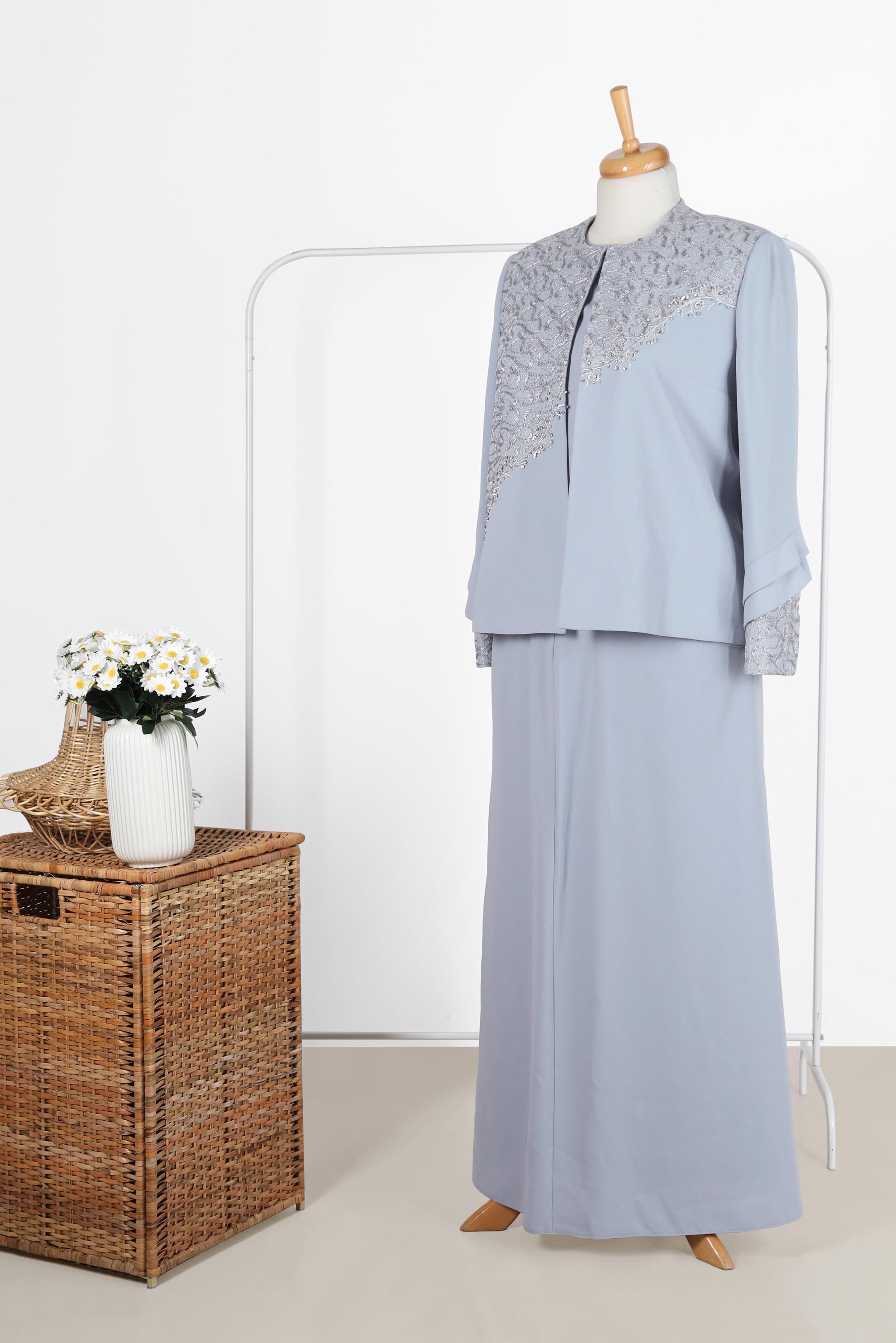 Tesettür giyim GÜMÜŞ İŞLEMELİ SİMLİ ÜÇLÜ ETEKLİ TAKIM 30023 