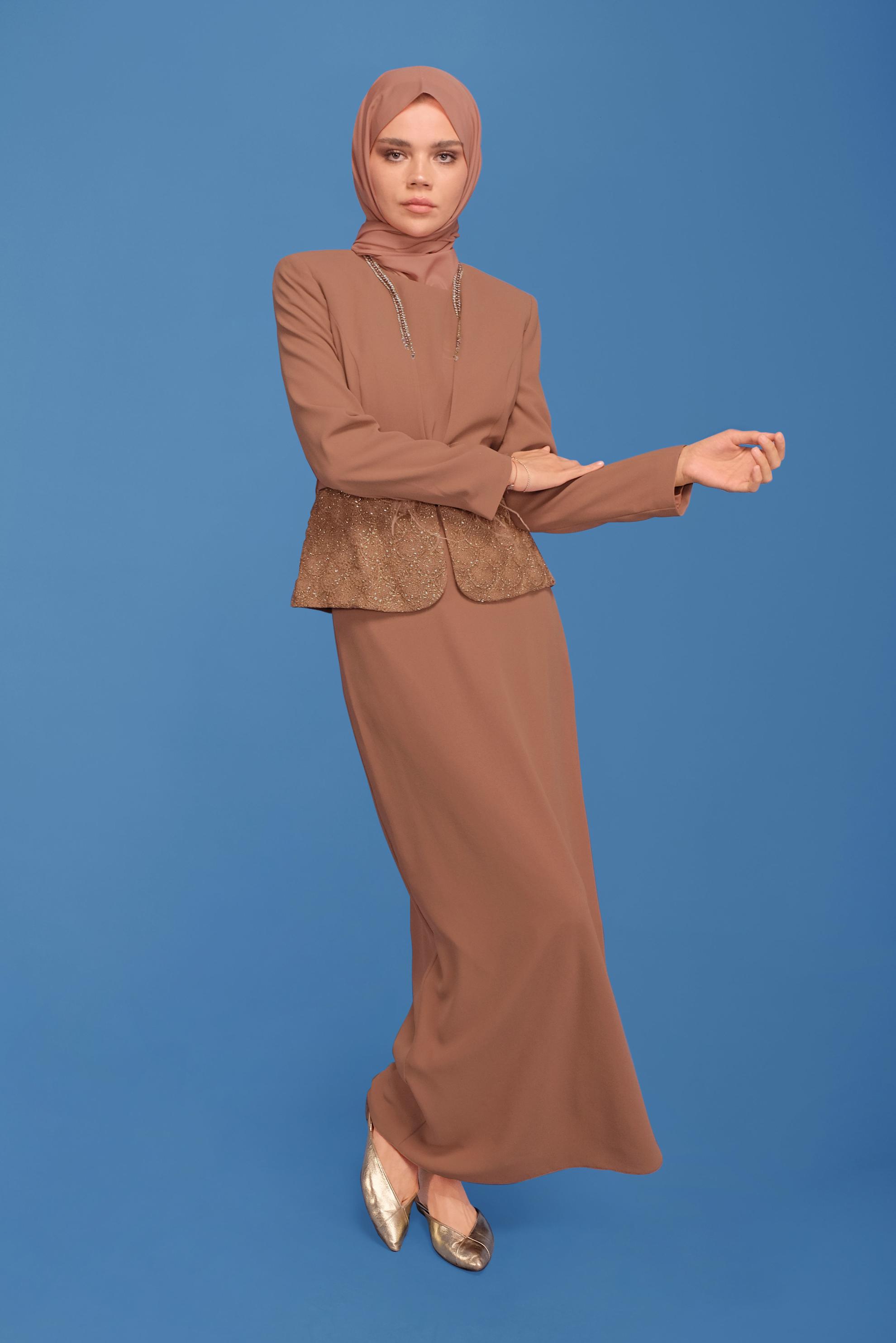 Tesettür giyim KAHVE GÜPÜRLÜ KUŞAKLI ÜÇLÜ ETEKLİ TAKIM 30043 