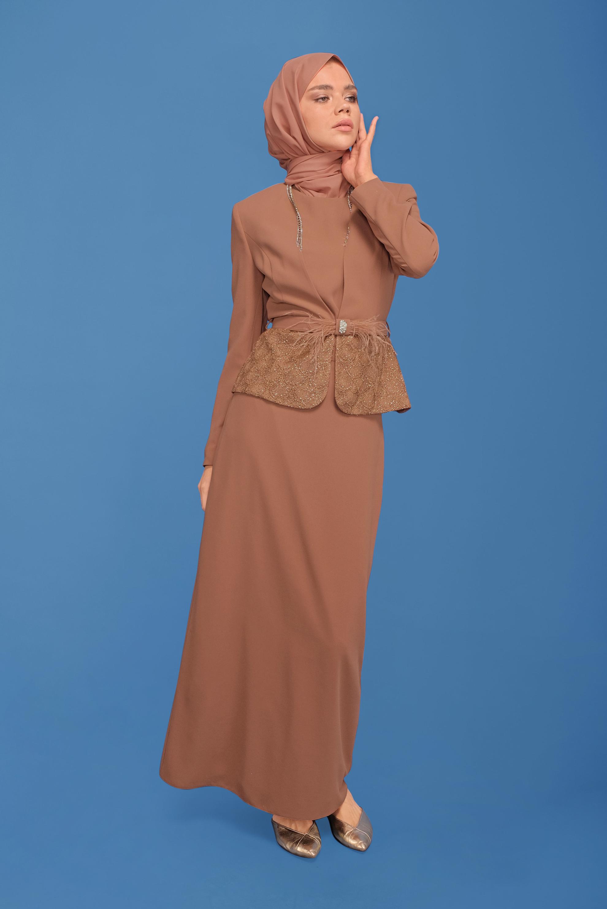 Tesettür giyim KAHVE GÜPÜRLÜ KUŞAKLI ÜÇLÜ ETEKLİ TAKIM 30043 