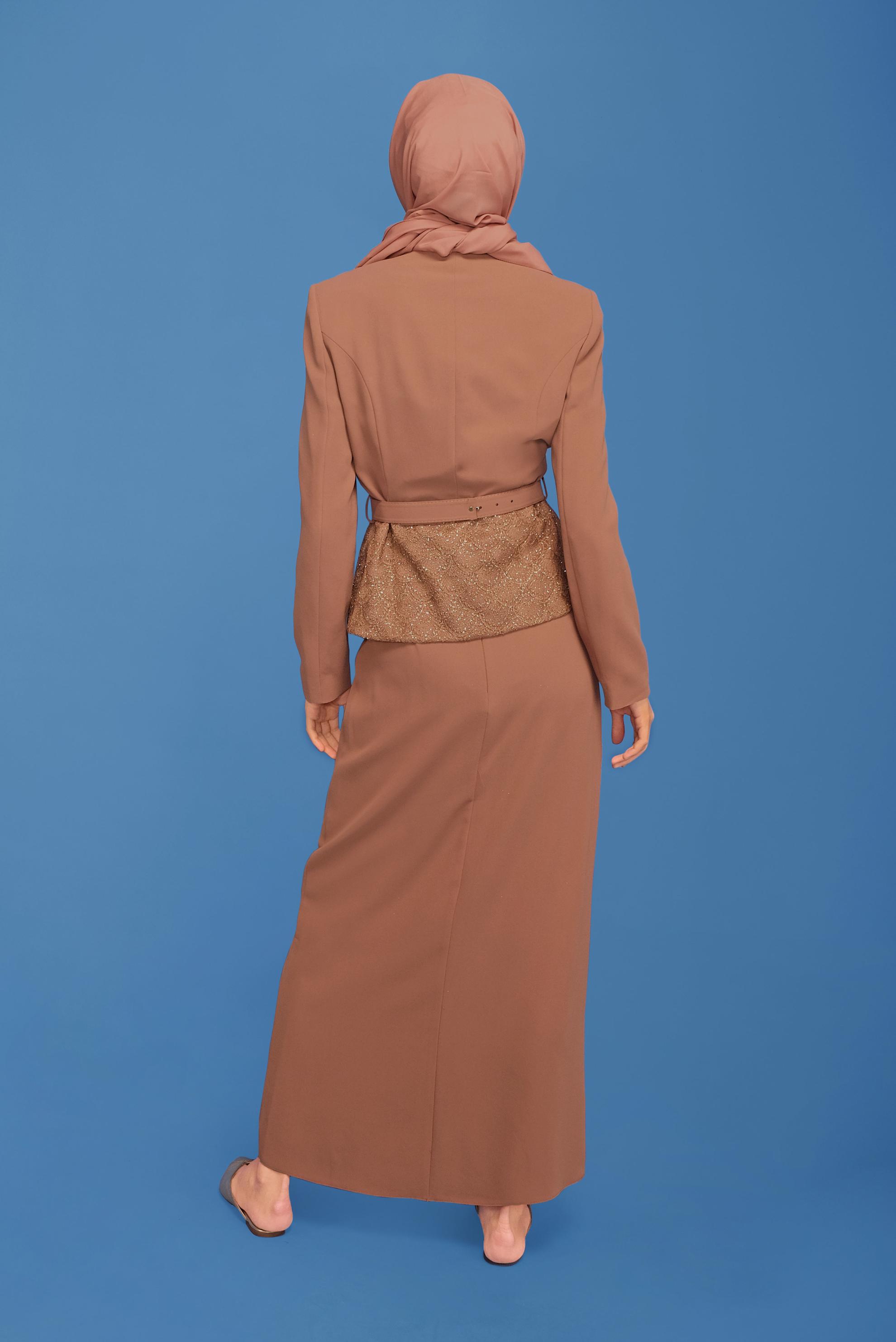 Tesettür giyim KAHVE GÜPÜRLÜ KUŞAKLI ÜÇLÜ ETEKLİ TAKIM 30043 