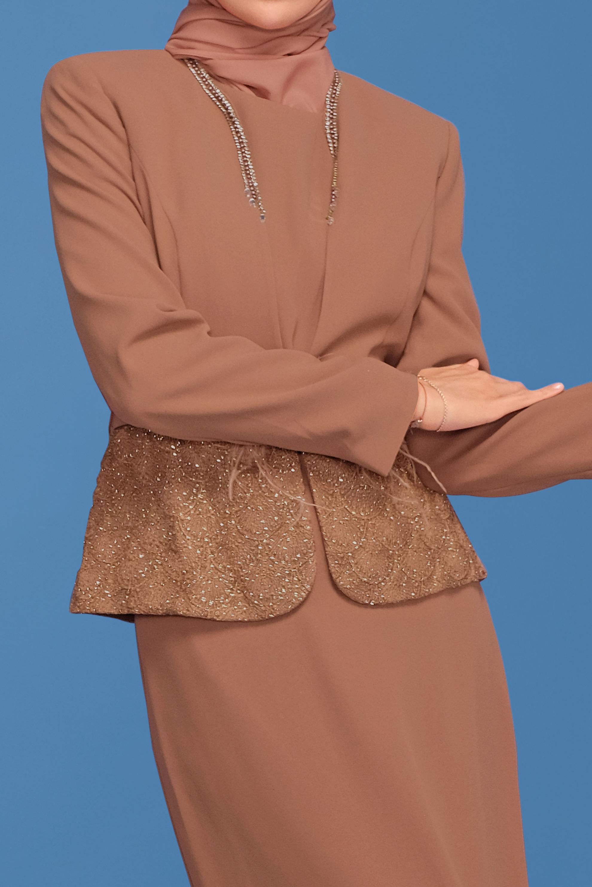 Tesettür giyim KAHVE GÜPÜRLÜ KUŞAKLI ÜÇLÜ ETEKLİ TAKIM 30043 