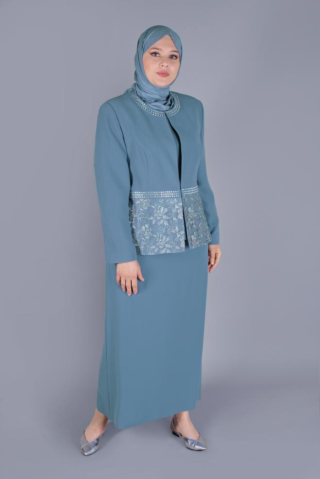 Tesettür giyim MAVİ TAŞ BASKILI DANTEL DETAYLI ÜÇLÜ ETEKLİ TAKIM 30056 - ALVİNA