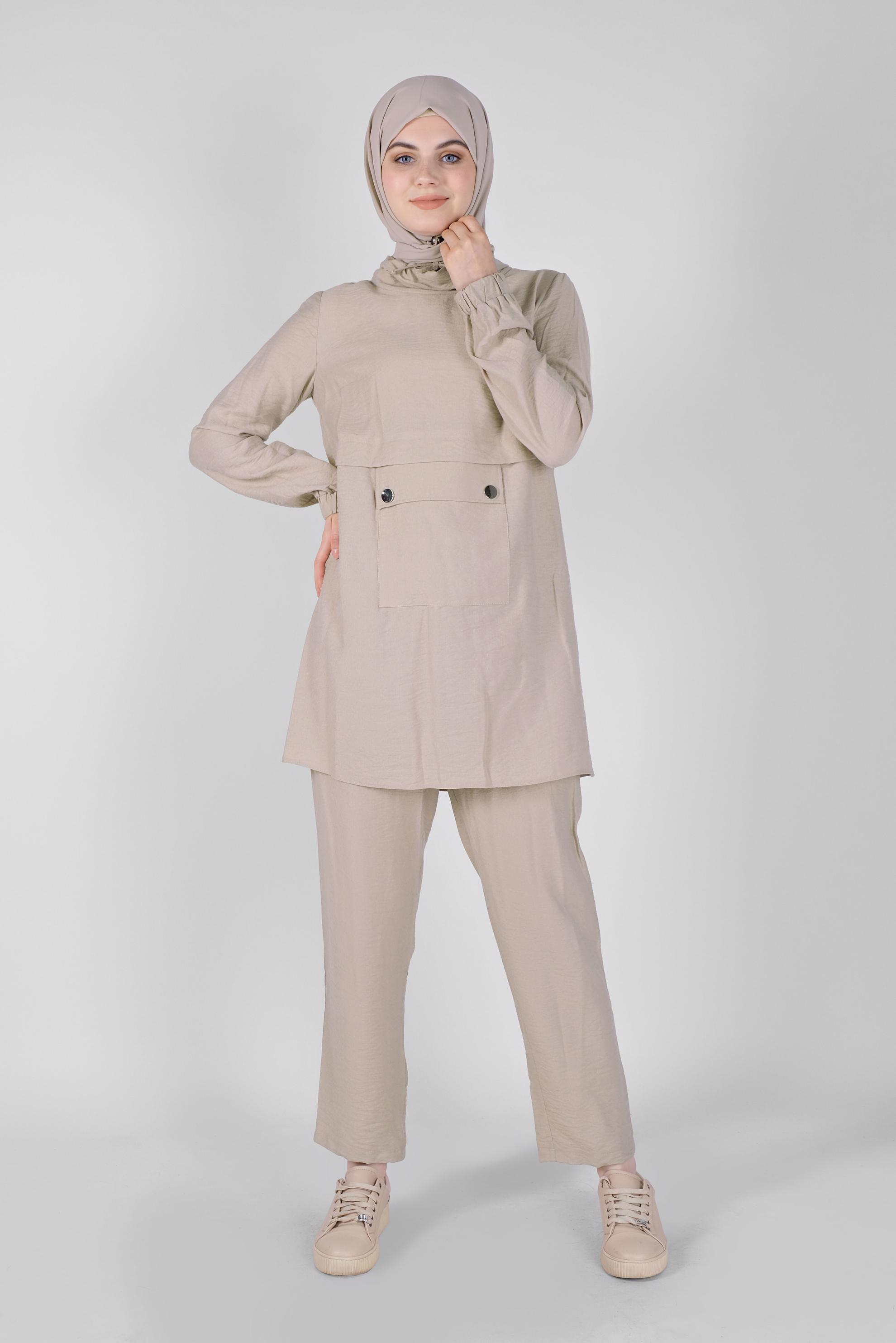 Tesettür giyim BEJ BOĞAZLI CEPLİ İKİLİ PANTOLONLU TAKIM 40788 
