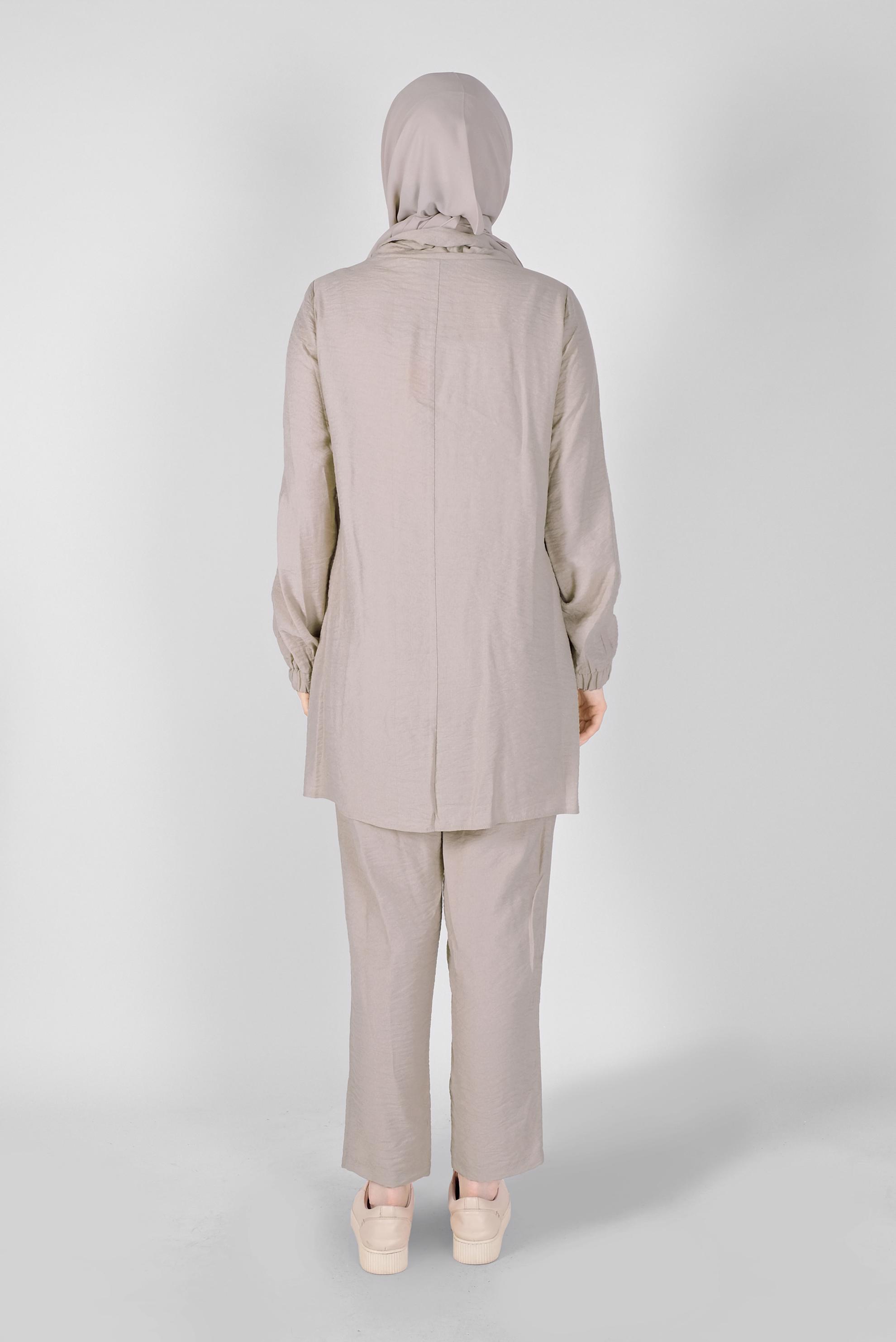 Tesettür giyim BEJ BOĞAZLI CEPLİ İKİLİ PANTOLONLU TAKIM 40788 