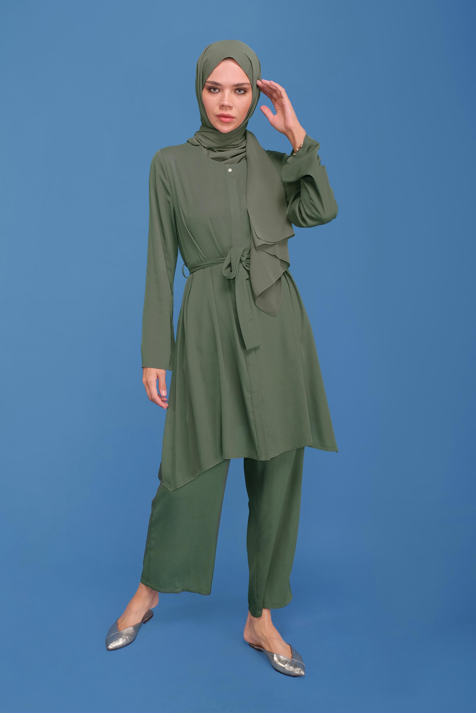 Tesettür giyim HAKİ KUŞAKLI GİZLİ DÜĞMELİ PANTOLONLU TAKIM 40792