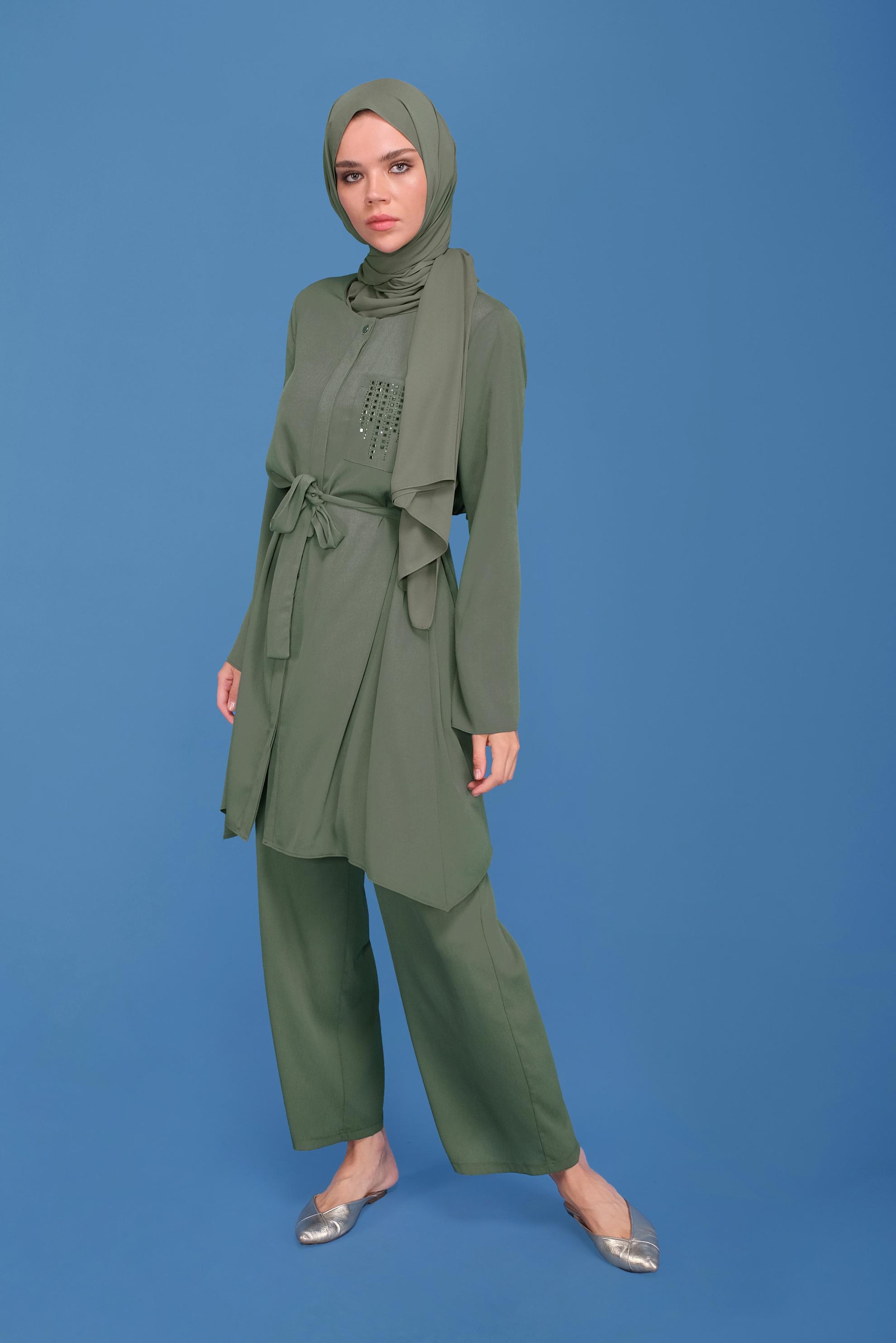 Tesettür giyim HAKİ KUŞAKLI GİZLİ DÜĞMELİ PANTOLONLU TAKIM 40792