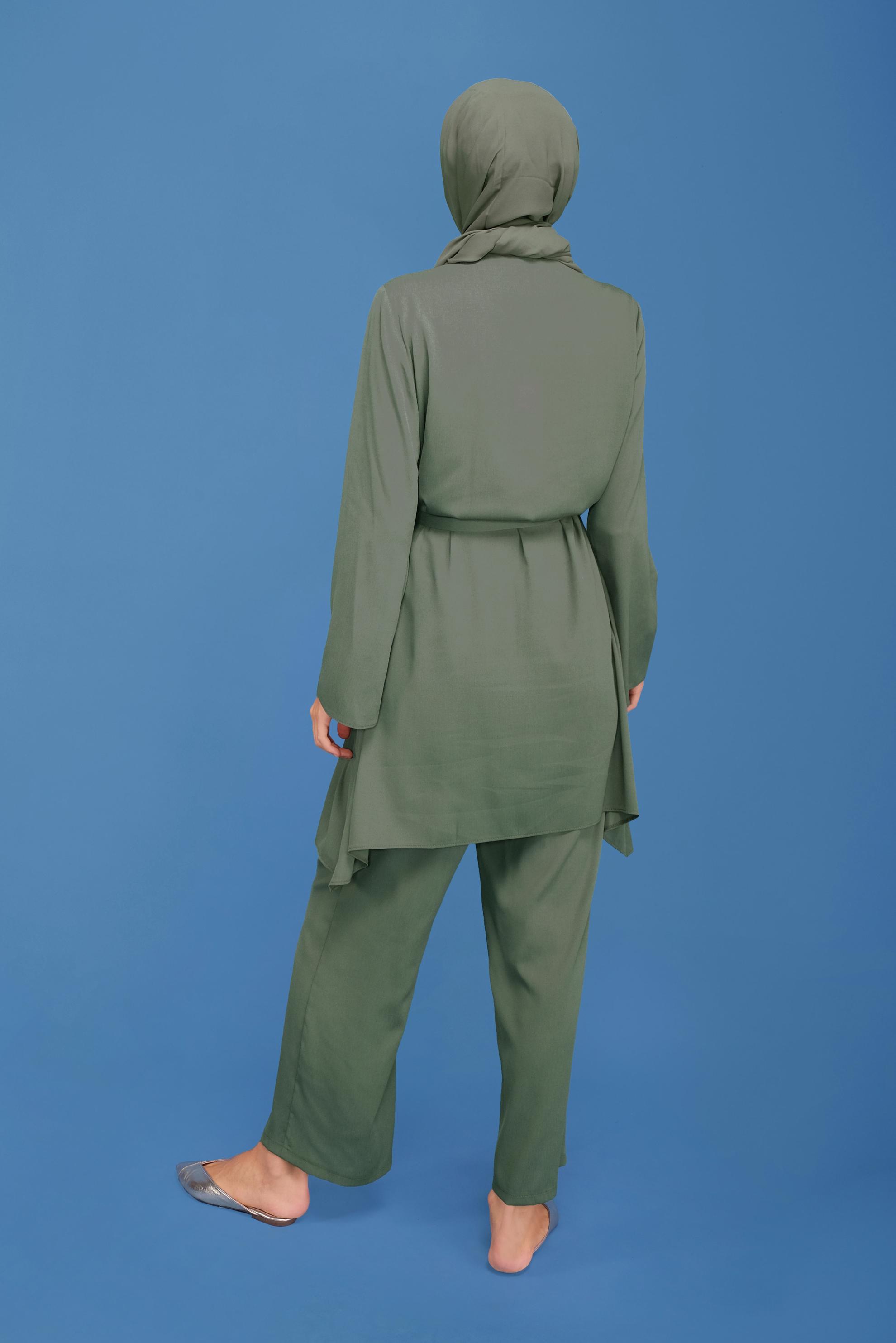 Tesettür giyim HAKİ KUŞAKLI GİZLİ DÜĞMELİ PANTOLONLU TAKIM 40792