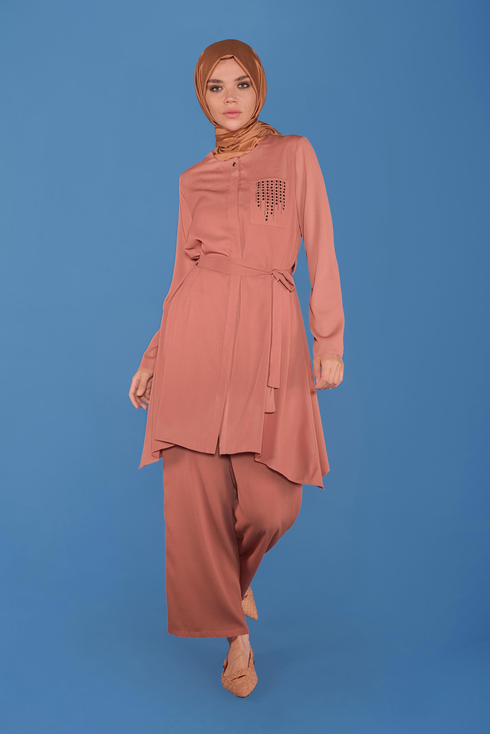 Tesettür giyim KAHVE KUŞAKLI GİZLİ DÜĞMELİ PANTOLONLU TAKIM 40792