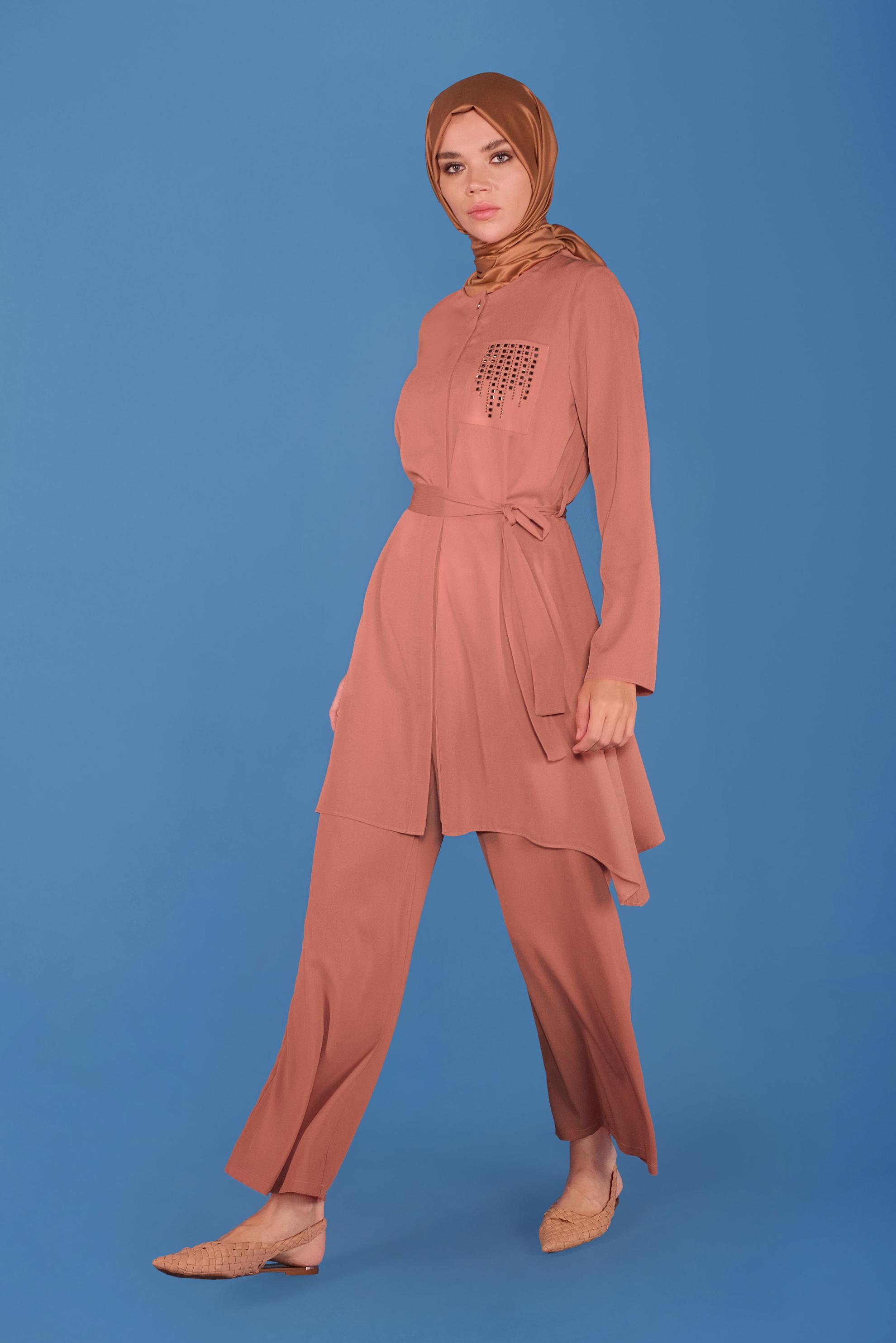 Tesettür giyim KAHVE KUŞAKLI GİZLİ DÜĞMELİ PANTOLONLU TAKIM 40792