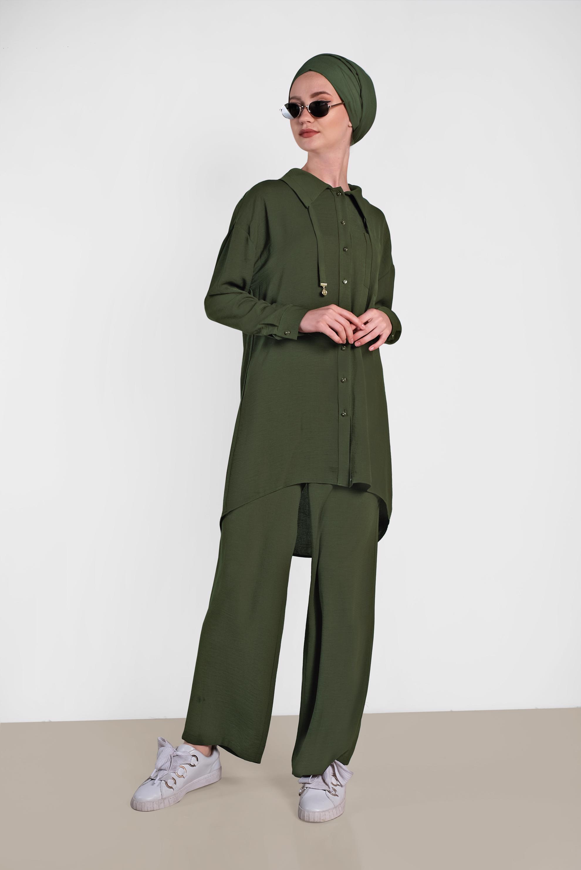 Tesettür giyim HAKİ YAKASI BAĞCIK DETAYLI DÜĞMELİ İKİLİ PANTOLON TAKIM 4325