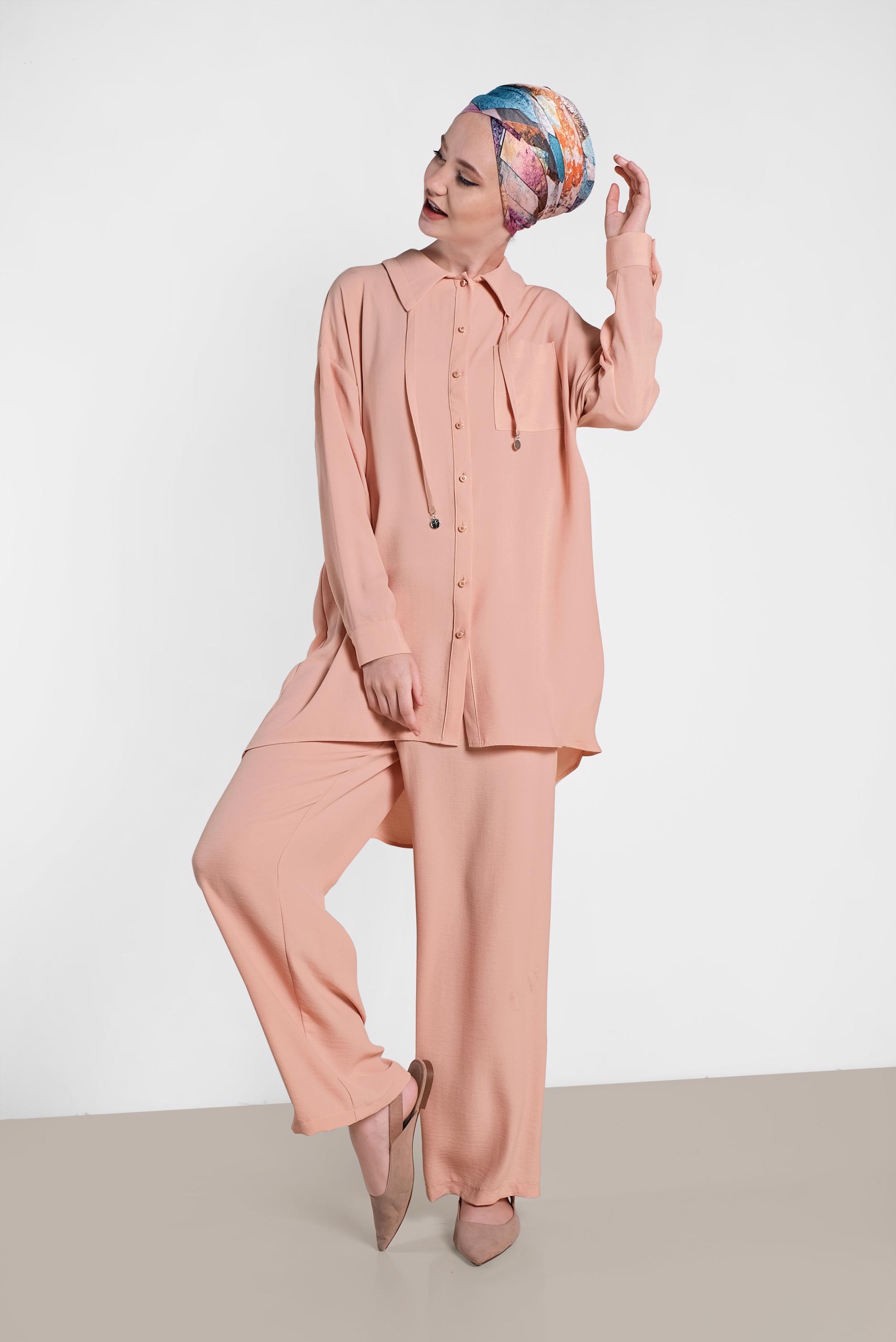 Tesettür giyim PUDRA YAKASI BAĞCIK DETAYLI DÜĞMELİ İKİLİ PANTOLON TAKIM 4325