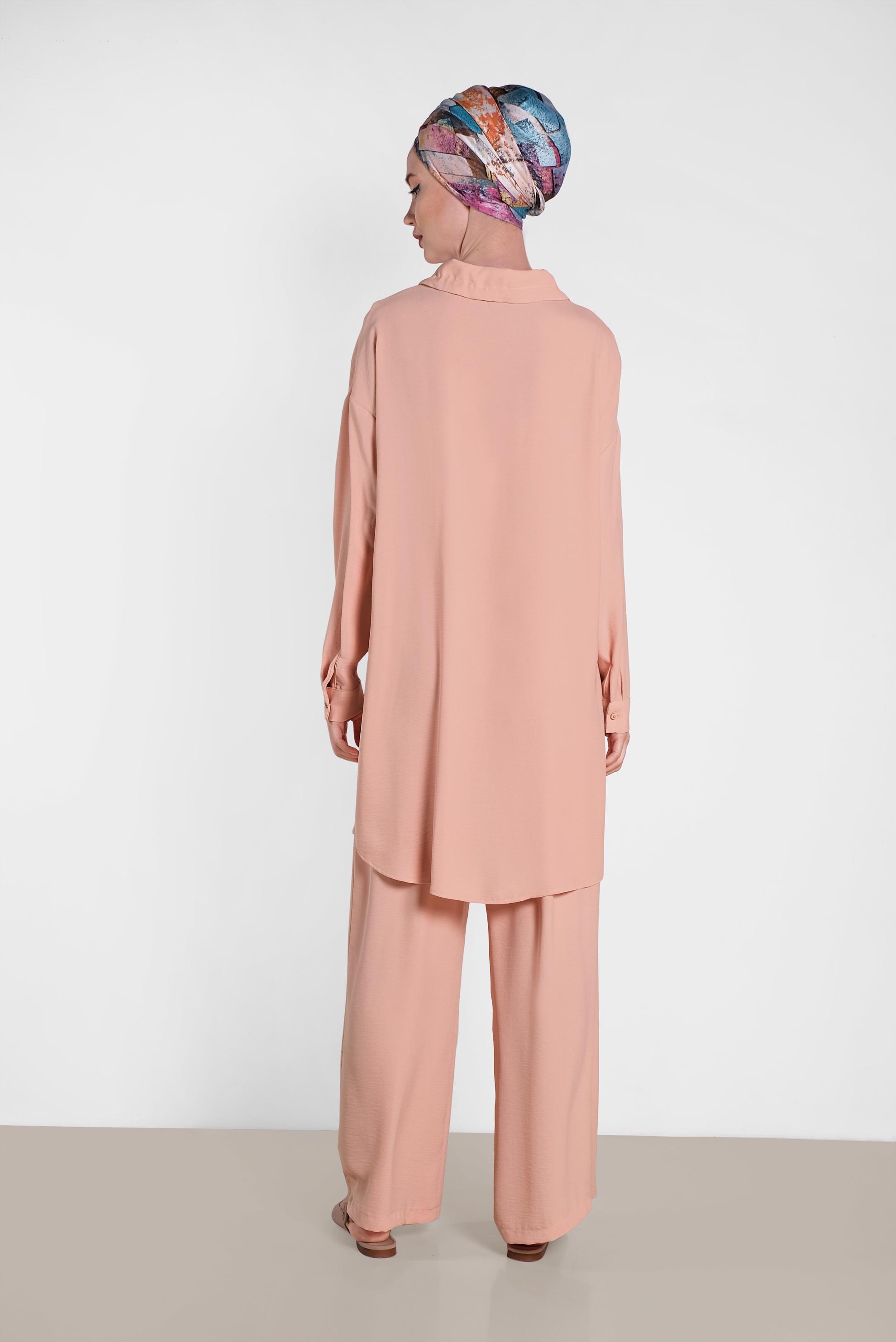 Tesettür giyim PUDRA YAKASI BAĞCIK DETAYLI DÜĞMELİ İKİLİ PANTOLON TAKIM 4325