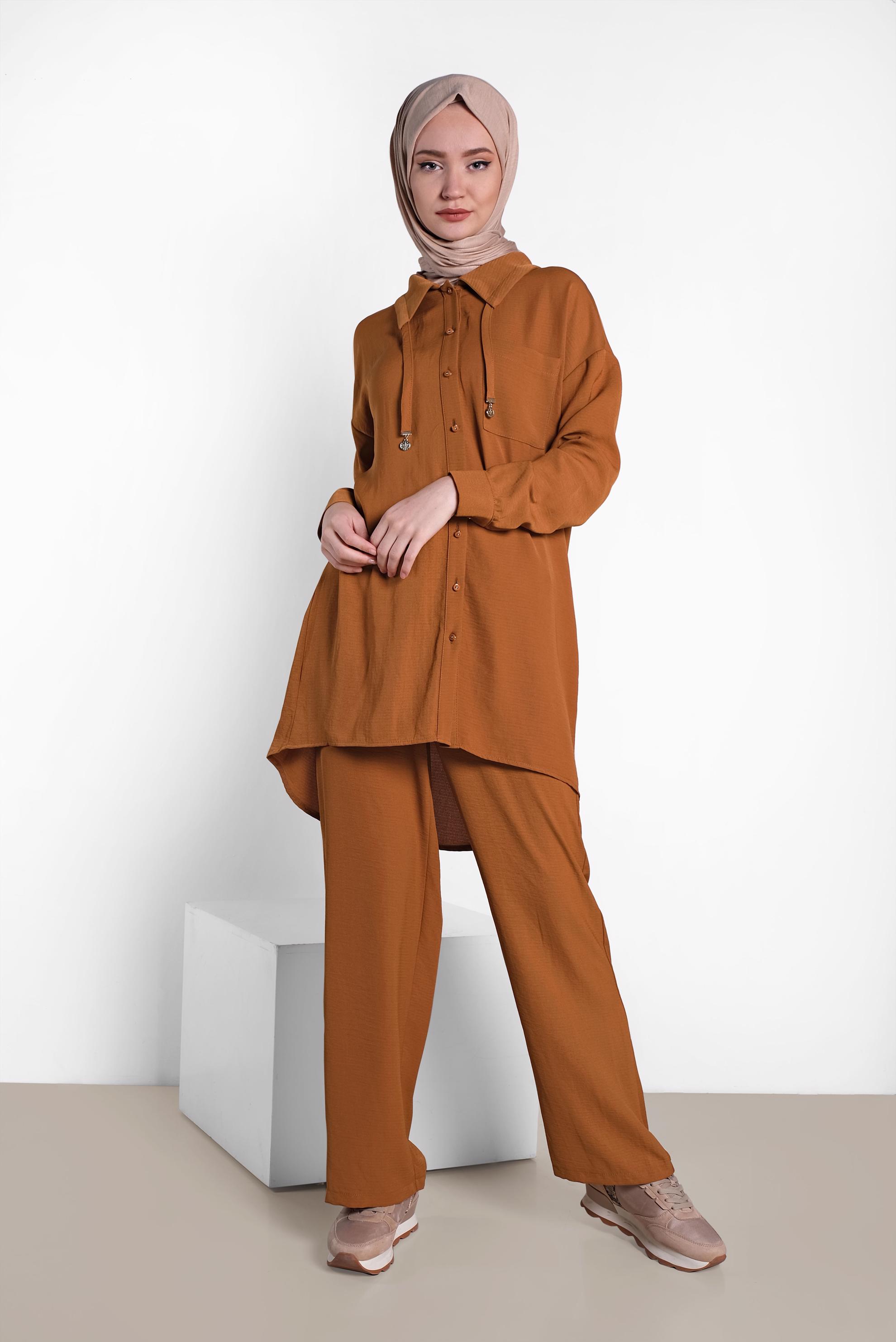 Tesettür giyim TABA YAKASI BAĞCIK DETAYLI DÜĞMELİ İKİLİ PANTOLON TAKIM 4325