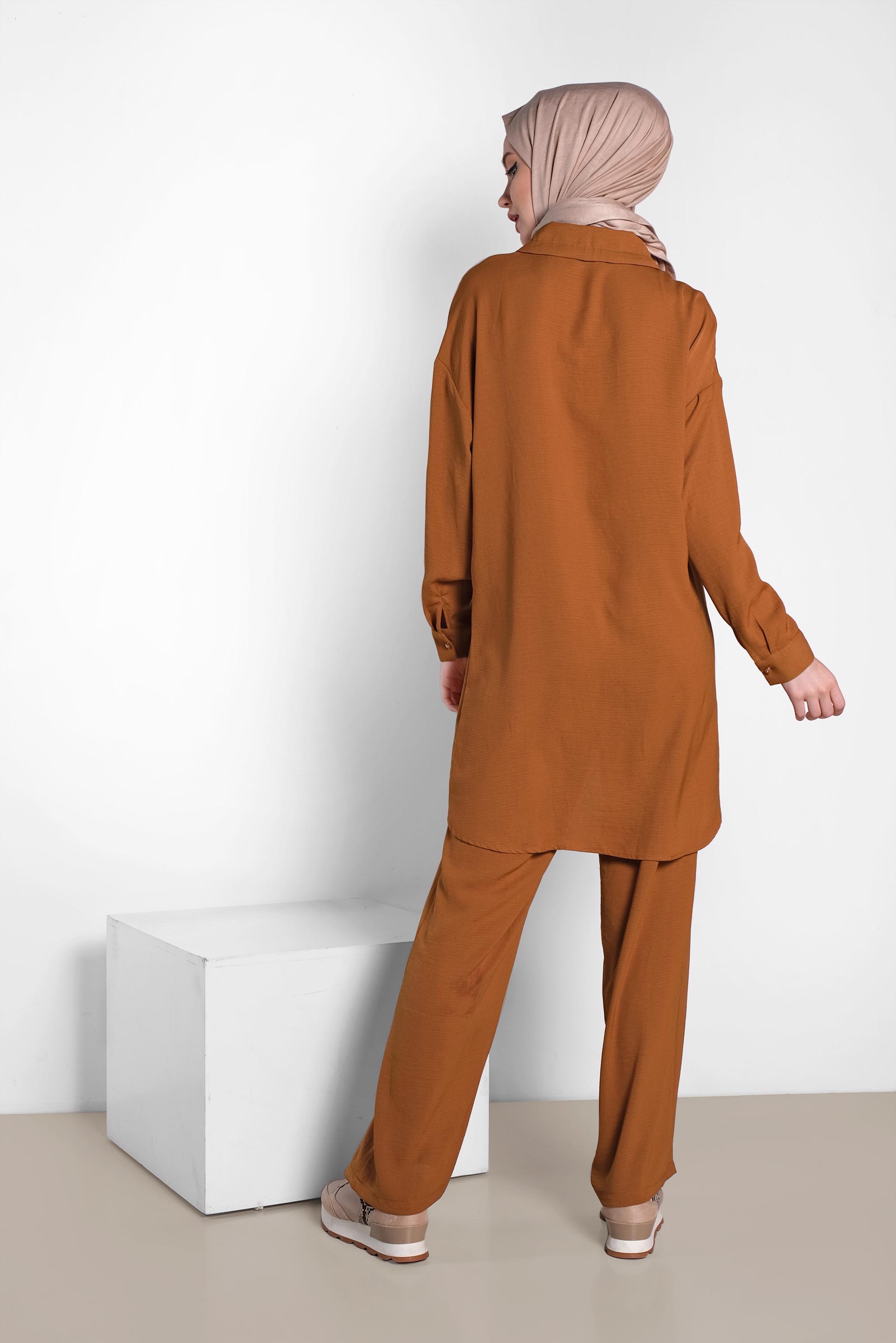 Tesettür giyim TABA YAKASI BAĞCIK DETAYLI DÜĞMELİ İKİLİ PANTOLON TAKIM 4325