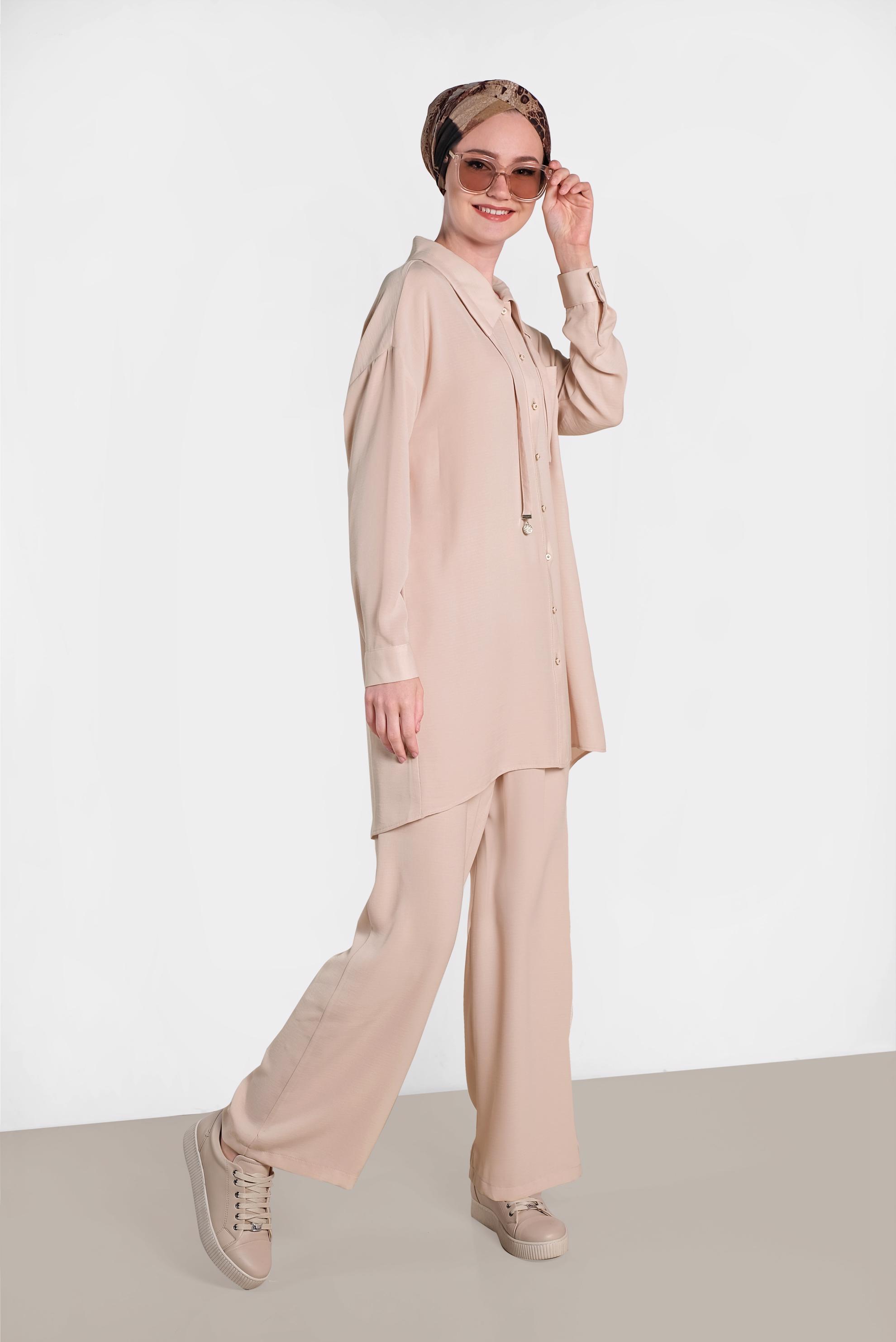 Tesettür giyim KUM YAKASI BAĞCIK DETAYLI DÜĞMELİ İKİLİ PANTOLON TAKIM 4325