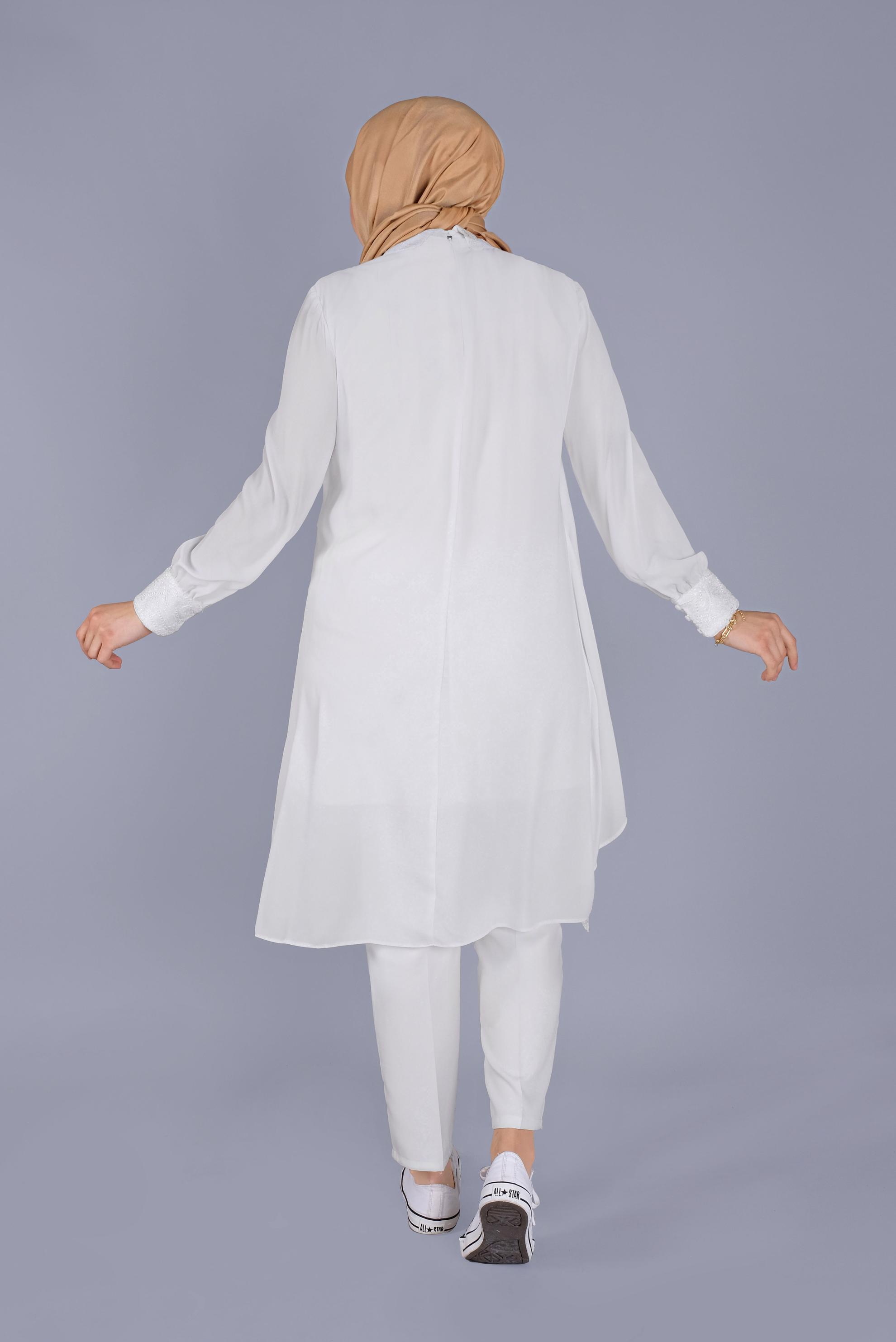 Tesettür giyim BEYAZ NAKIŞ DETAYLI VOLANLI TUNİK 20054