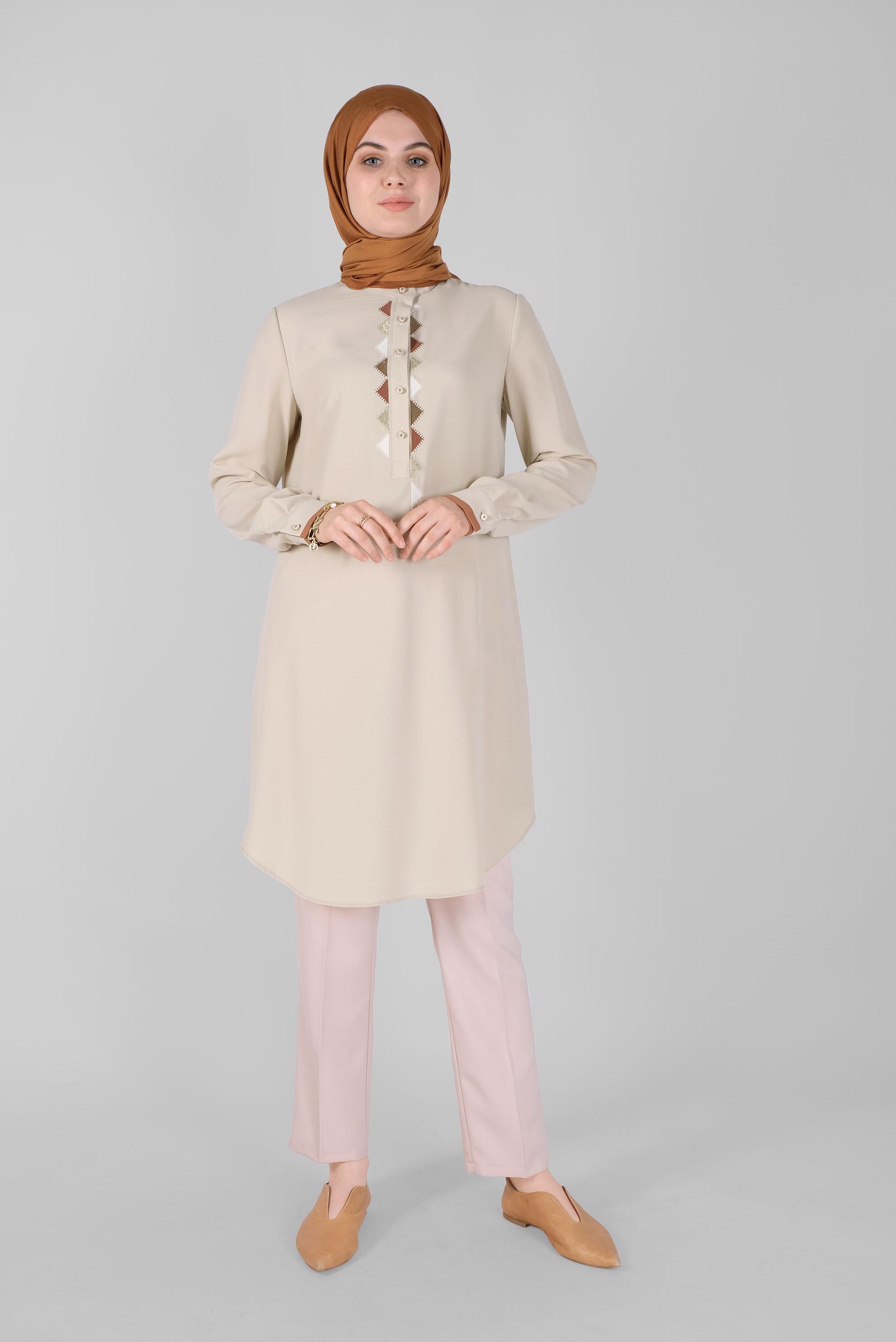 Tesettür giyim BEJ NAKIŞLI DÜĞMELİ TUNİK 40740 