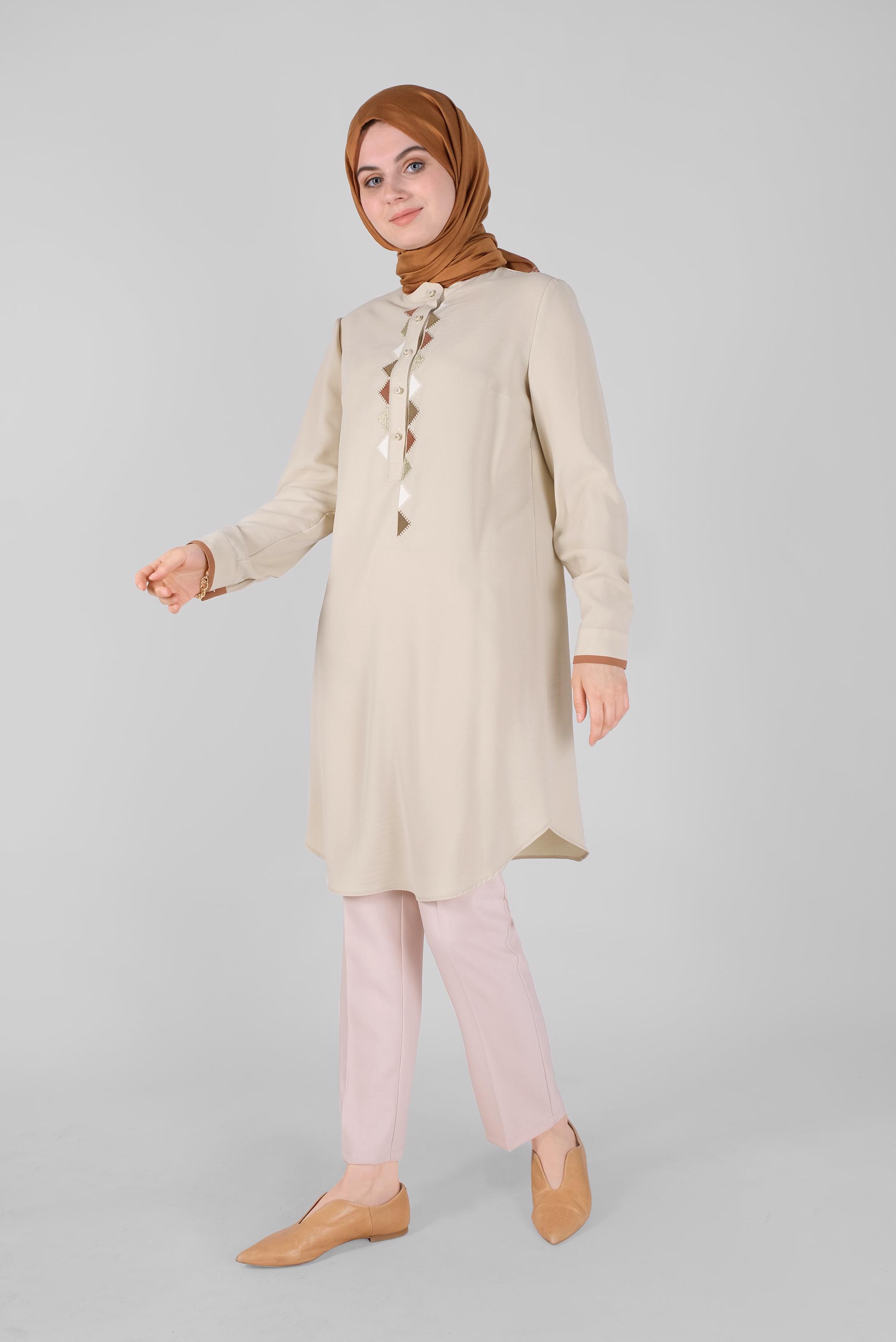 Tesettür giyim BEJ NAKIŞLI DÜĞMELİ TUNİK 40740 