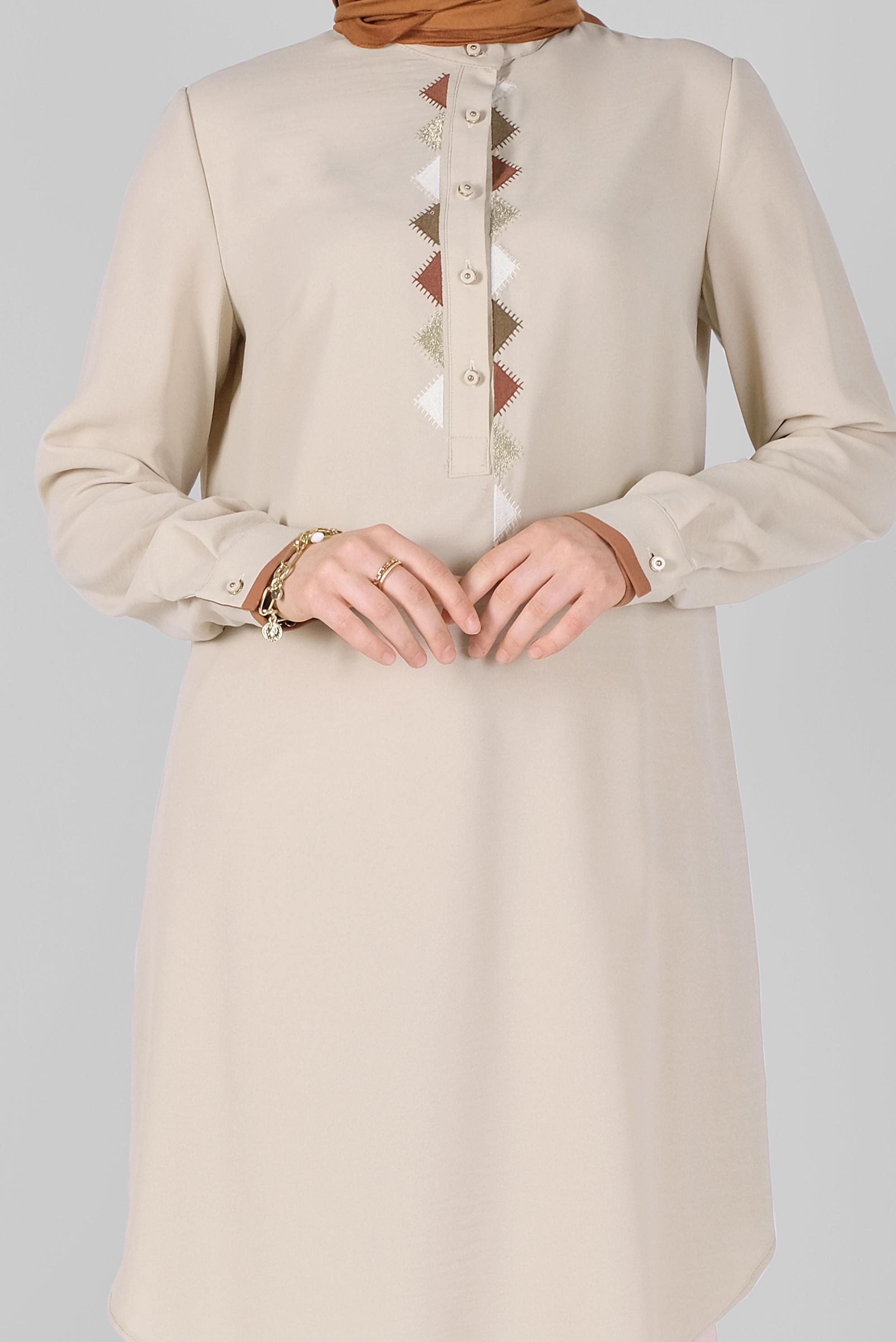 Tesettür giyim BEJ NAKIŞLI DÜĞMELİ TUNİK 40740 