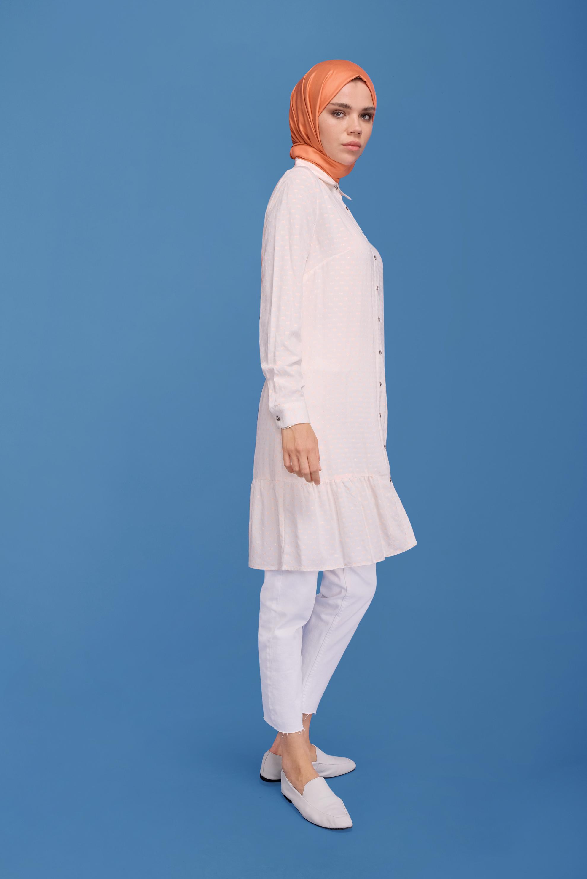 Tesettür giyim BEYAZ ETEK UCU FIRFIRLI DESENLİ TUNİK 40821