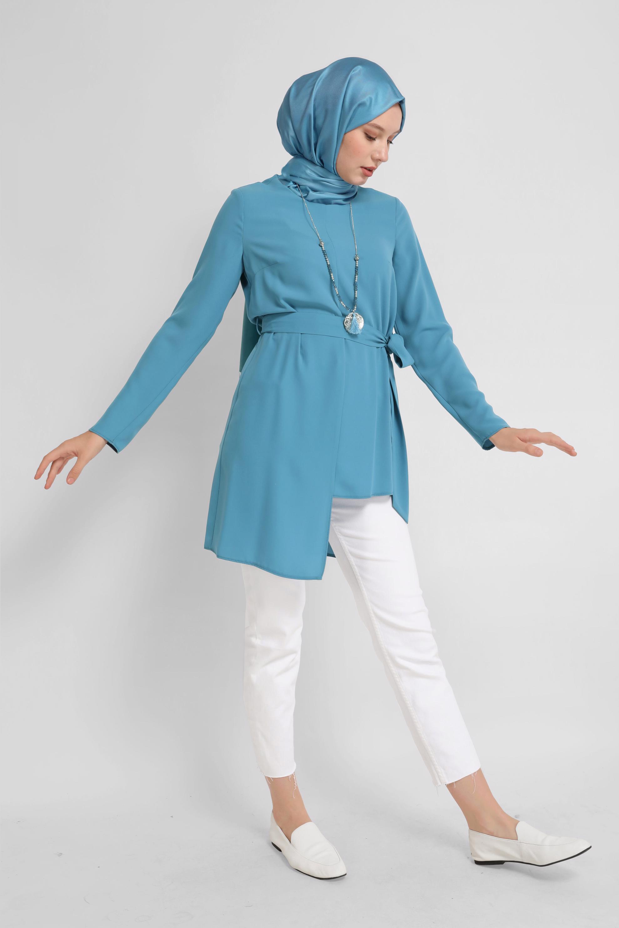 Tesettür giyim MAVİ ASİMETRİK KESİM KUŞAK  DETAYLI TUNİK 40867 