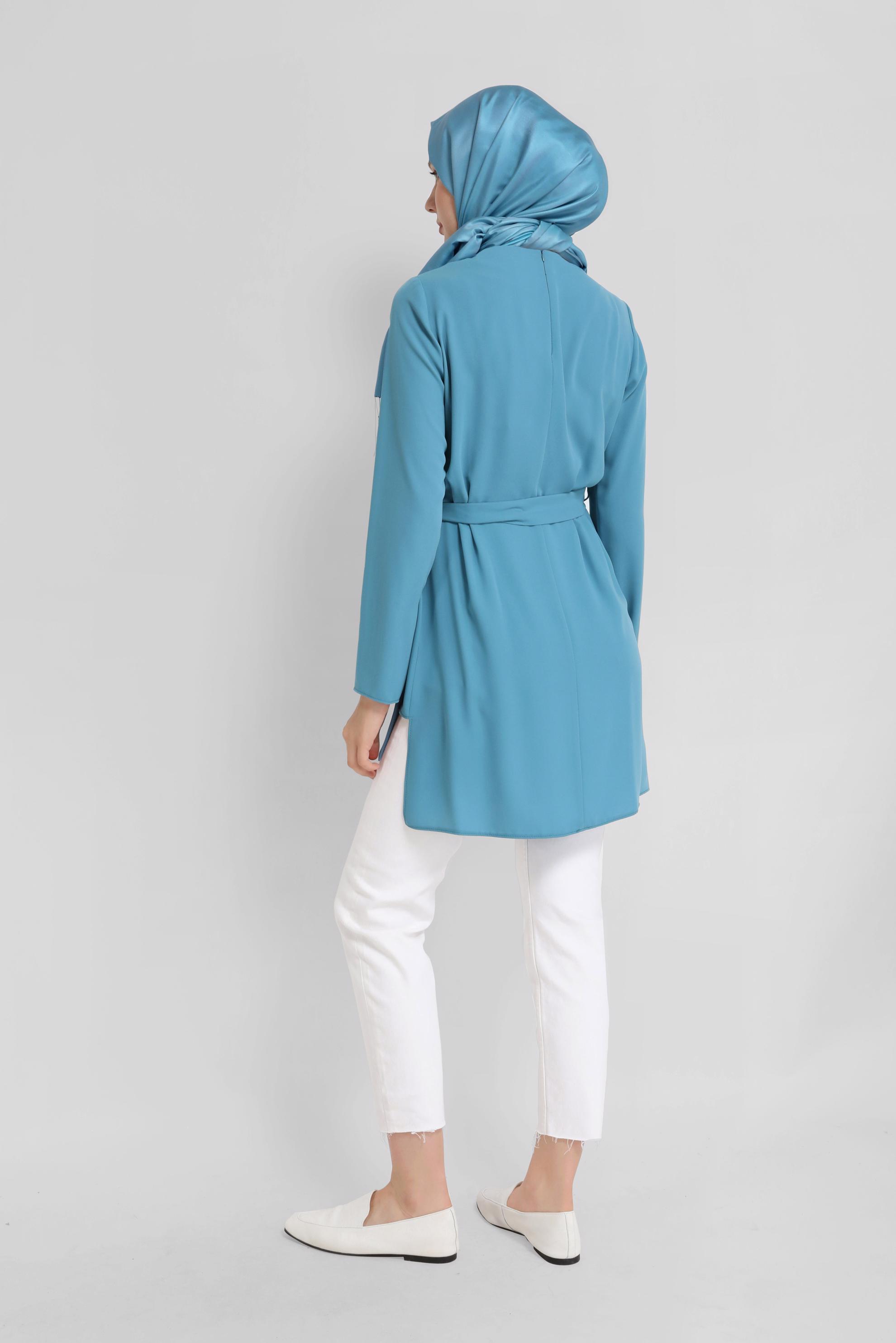 Tesettür giyim MAVİ ASİMETRİK KESİM KUŞAK  DETAYLI TUNİK 40867 