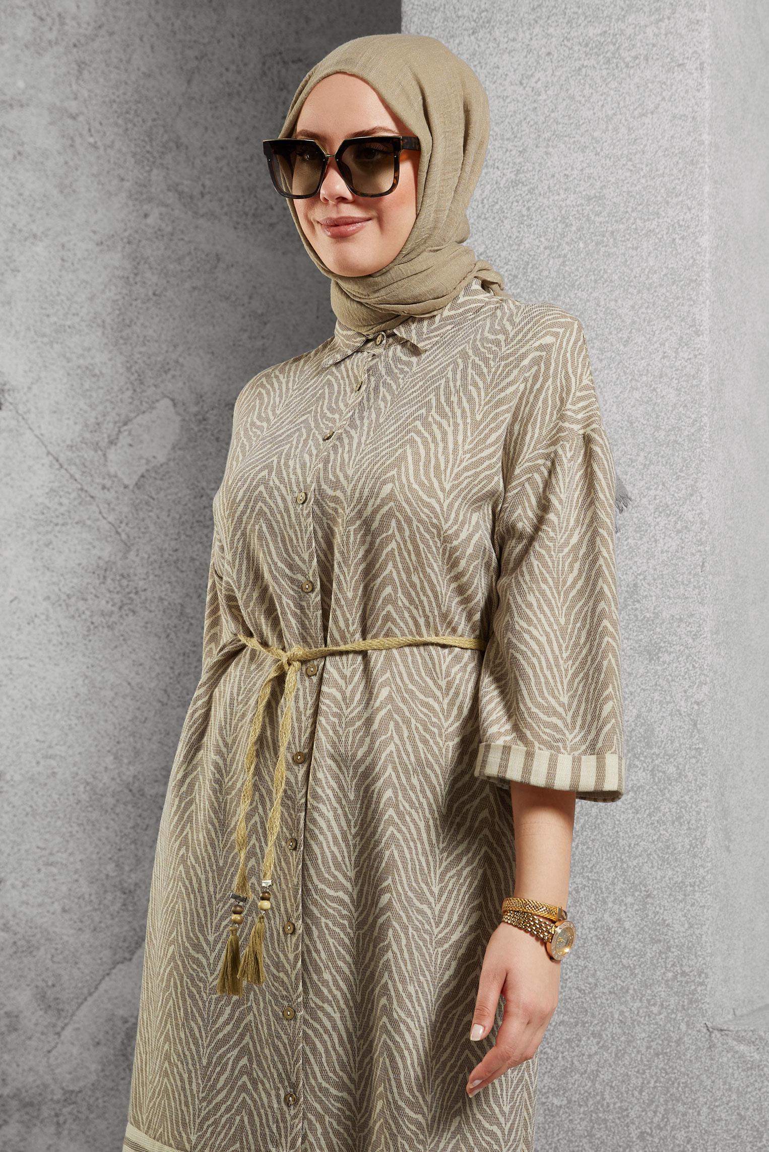 Tesettür giyim VİZON BOYDAN DÜĞMELİ DESENLİ TUNİK 4359