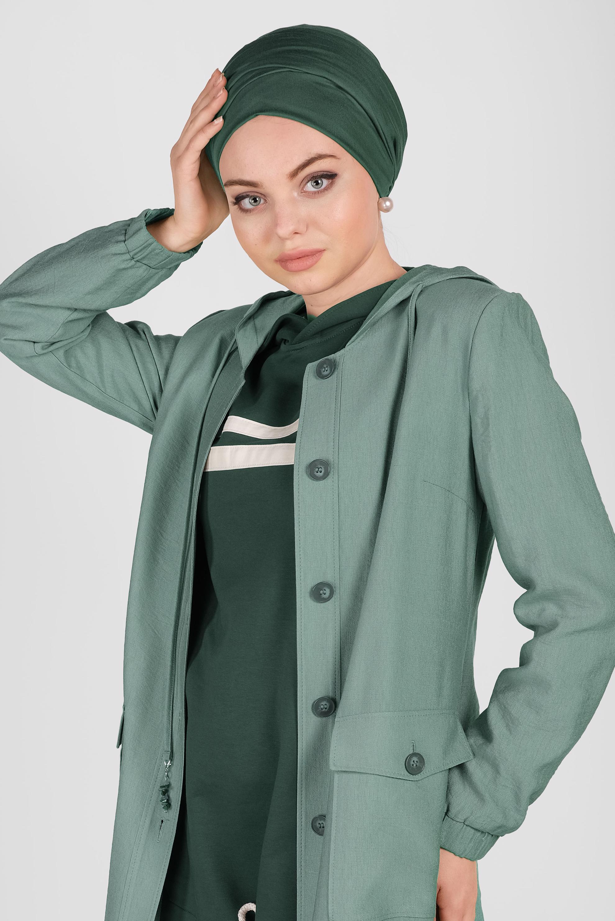 Tesettür giyim YEŞİL OMUZLARI VATKALI DÜĞMELİ TRENÇKOT 10155