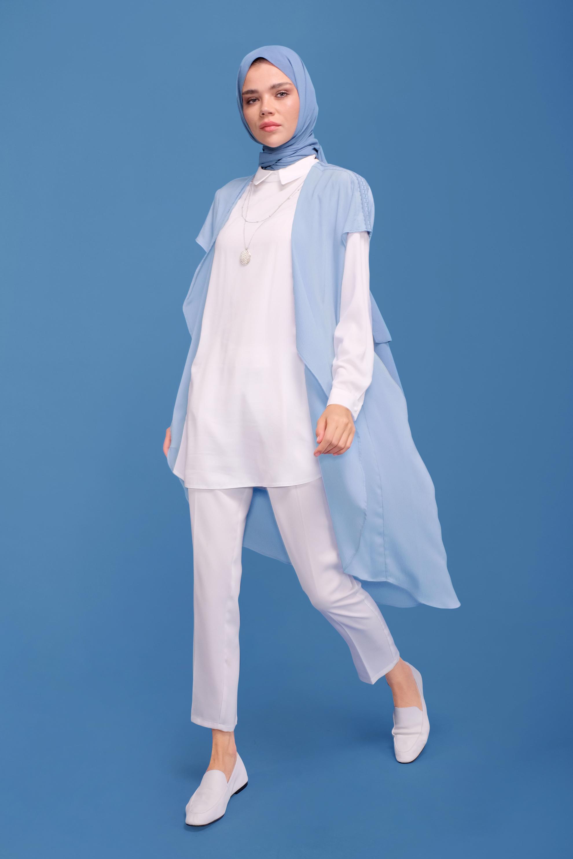 Tesettür giyim MAVİ KISA KOLLU OMUZLARI DETAYLI YELEK 40850 