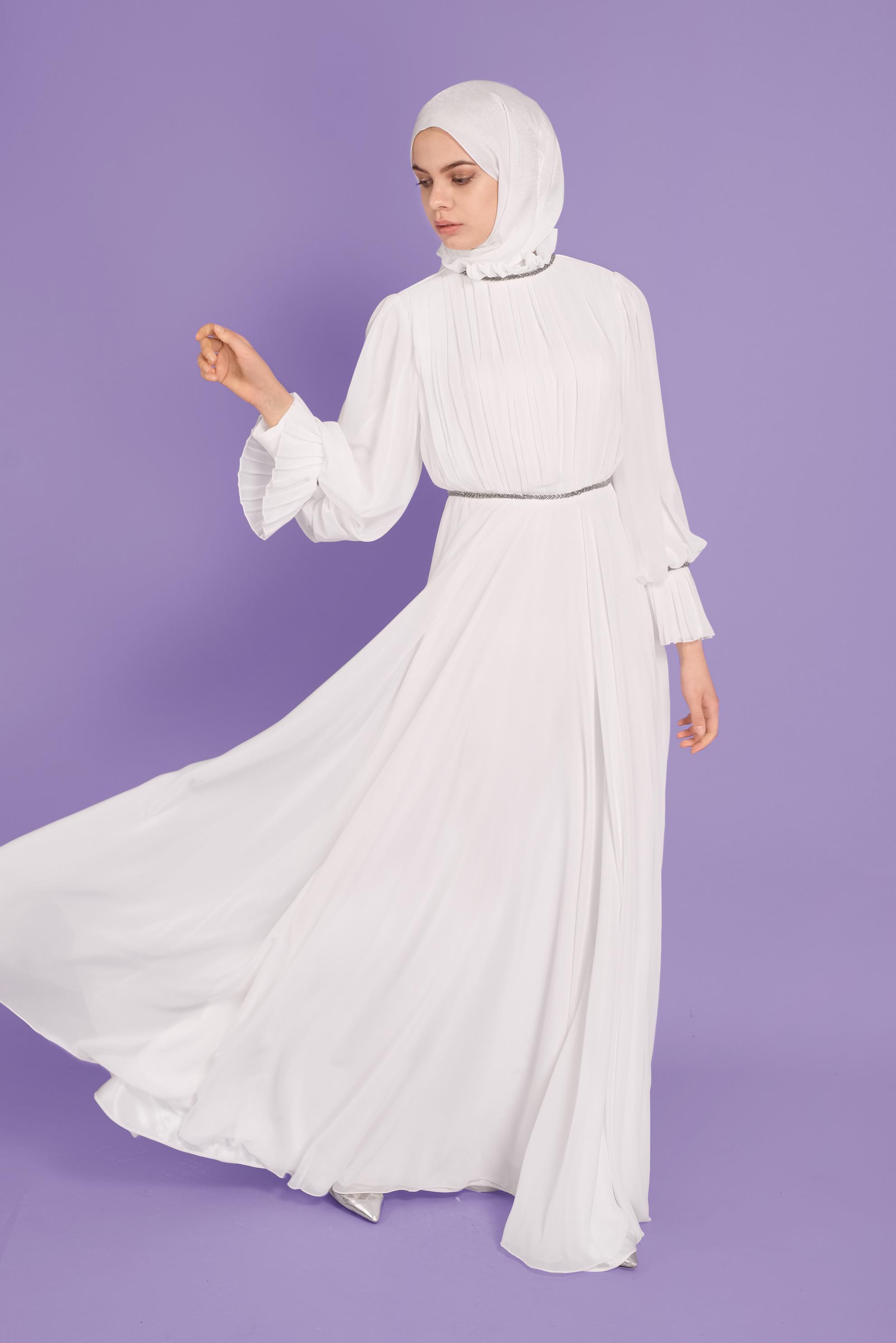 Tesettür giyim BEYAZ PİLİSELİ ŞİFON ABİYE ELBİSE 50115