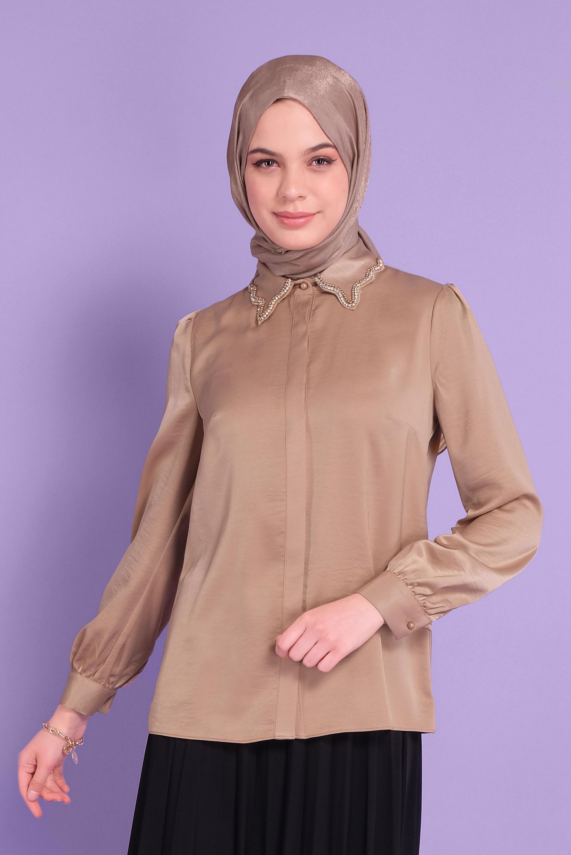 Tesettür giyim BEJ YAKASI BONCUK İŞLEMELİ DÜĞMELİ BLUZ 41452 