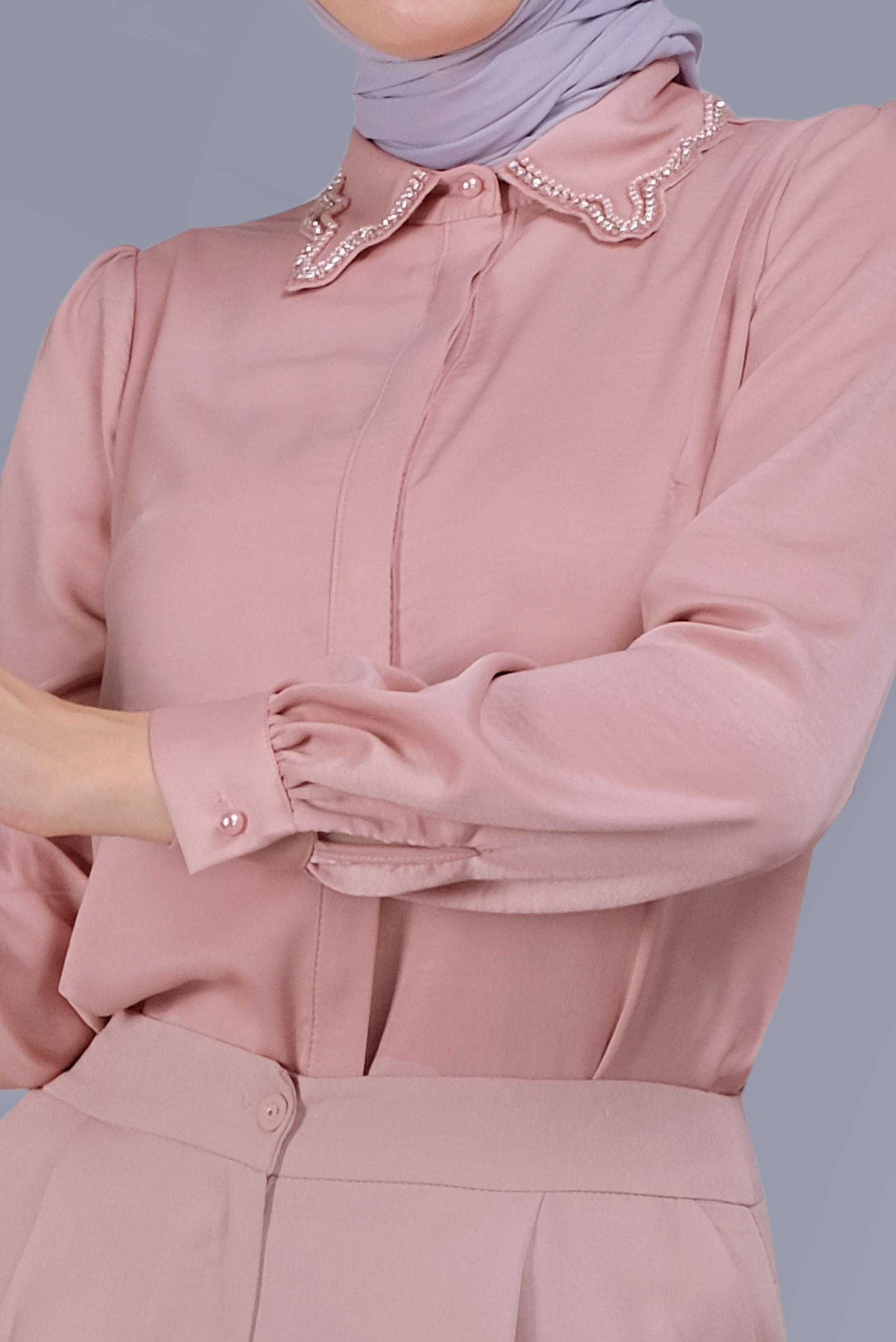 Tesettür giyim PUDRA YAKASI BONCUK İŞLEMELİ DÜĞMELİ BLUZ 41452 