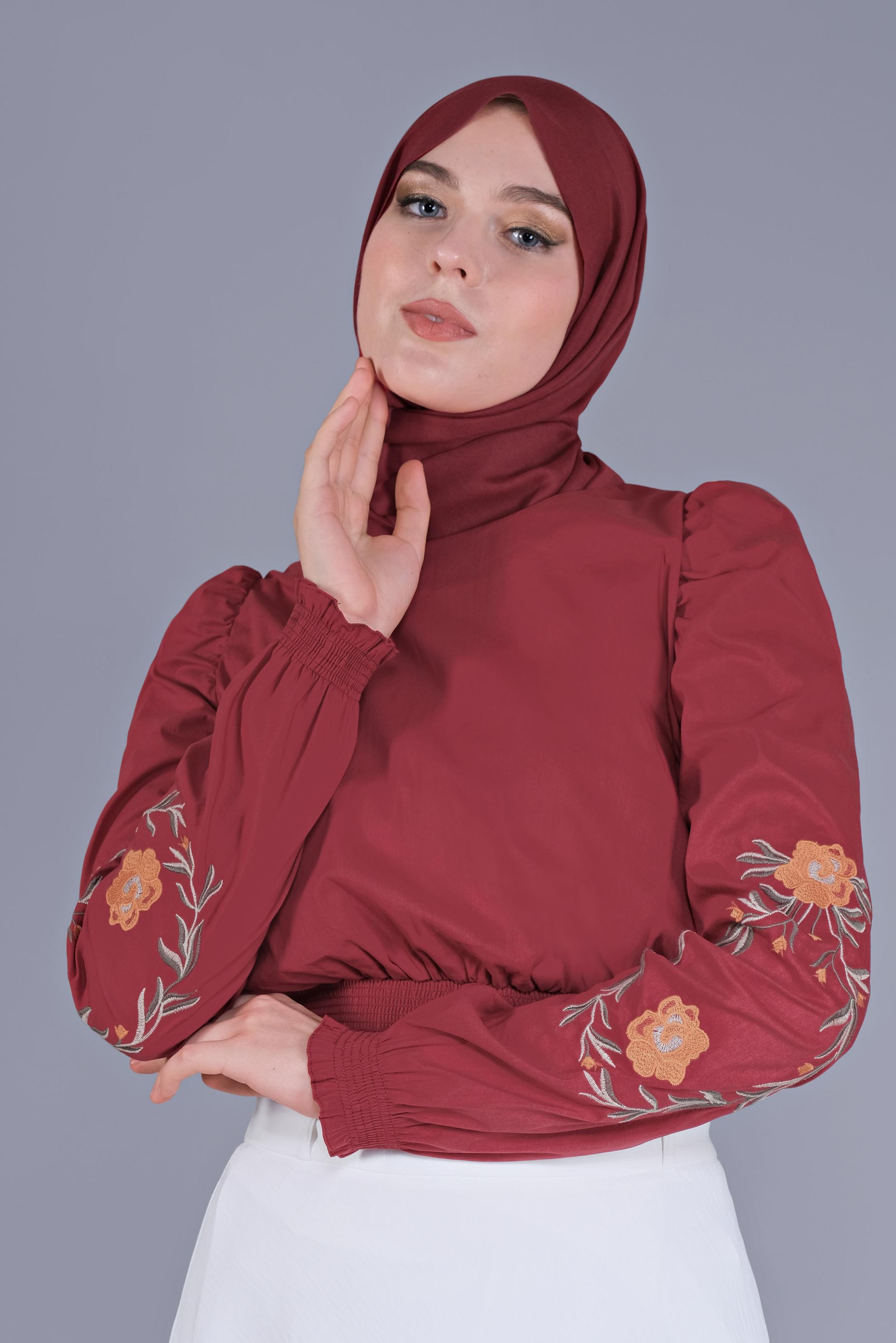 Tesettür giyim KIRMIZI NAKIŞ DETAYLI GİPELİ BLUZ 41551