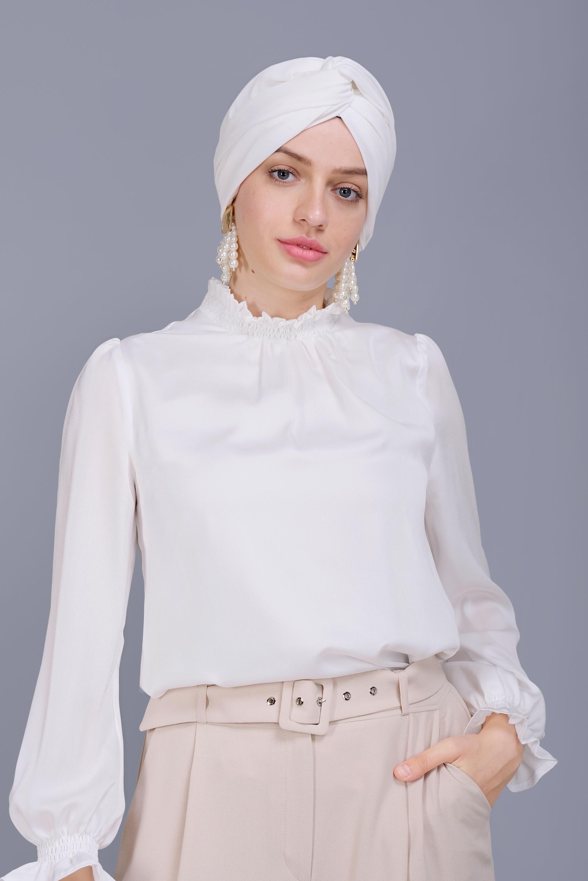 Tesettür giyim BEYAZ BİLEKLERİ VE BOĞAZI LASTİKLİ SATEN BLUZ 41619 