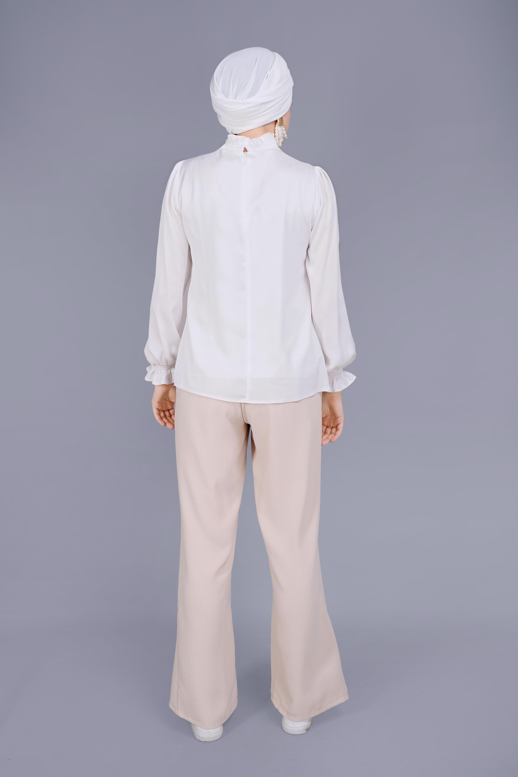 Tesettür giyim BEYAZ BİLEKLERİ VE BOĞAZI LASTİKLİ SATEN BLUZ 41619 