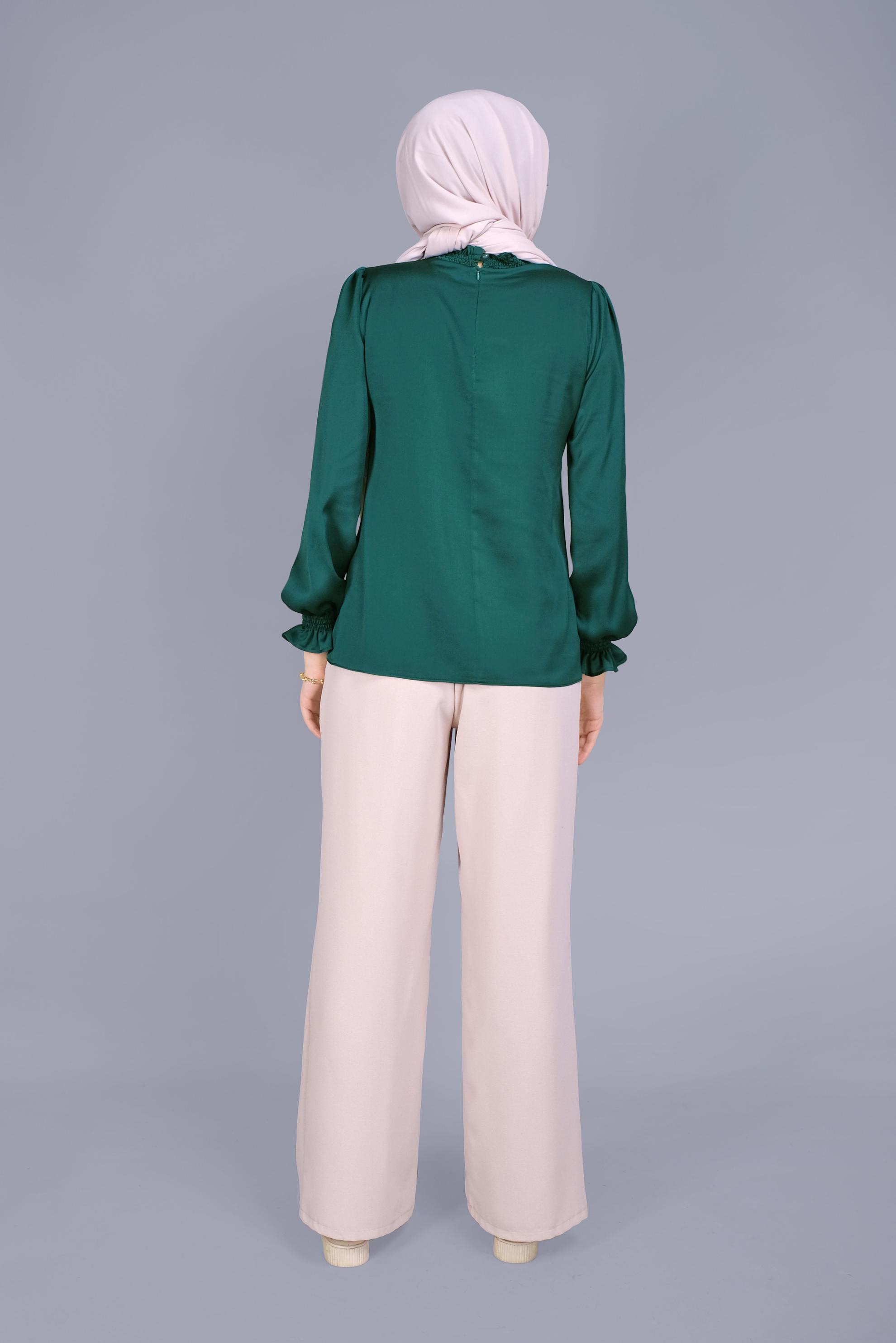 Tesettür giyim YEŞİL BİLEKLERİ VE BOĞAZI LASTİKLİ SATEN BLUZ 41619 