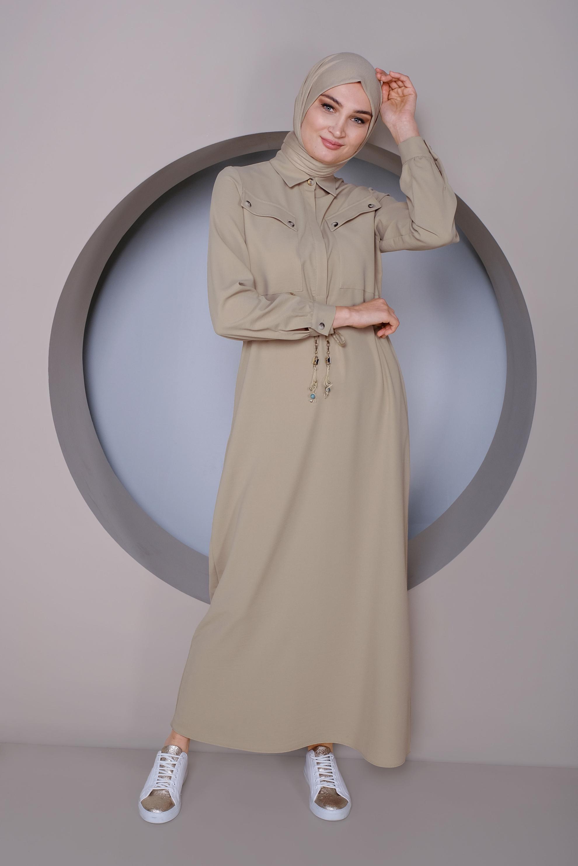 Tesettür giyim BEJ BELDEN BÜZGÜ BAĞCIKLI ELBİSE 41373