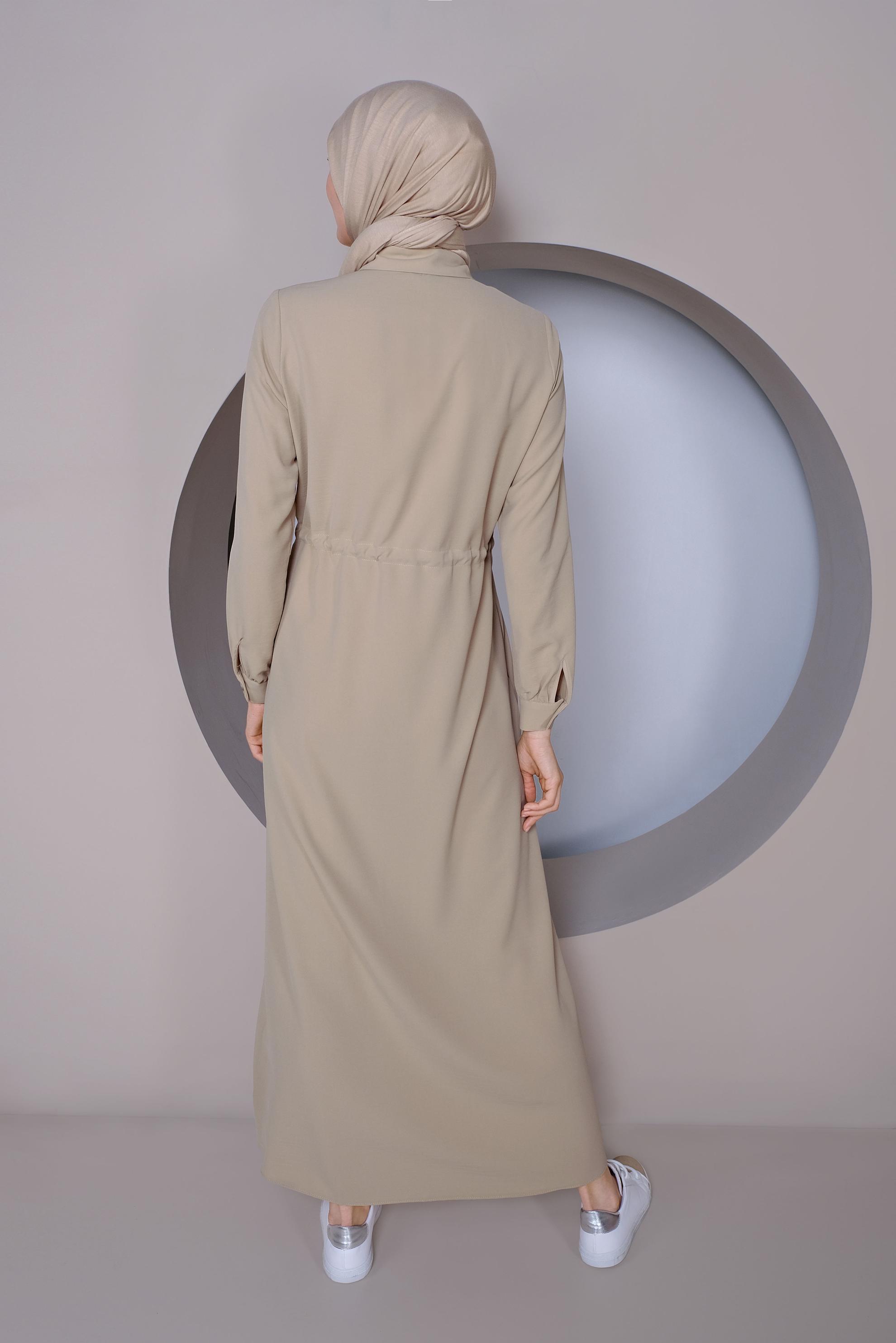 Tesettür giyim BEJ BELDEN BÜZGÜ BAĞCIKLI ELBİSE 41373