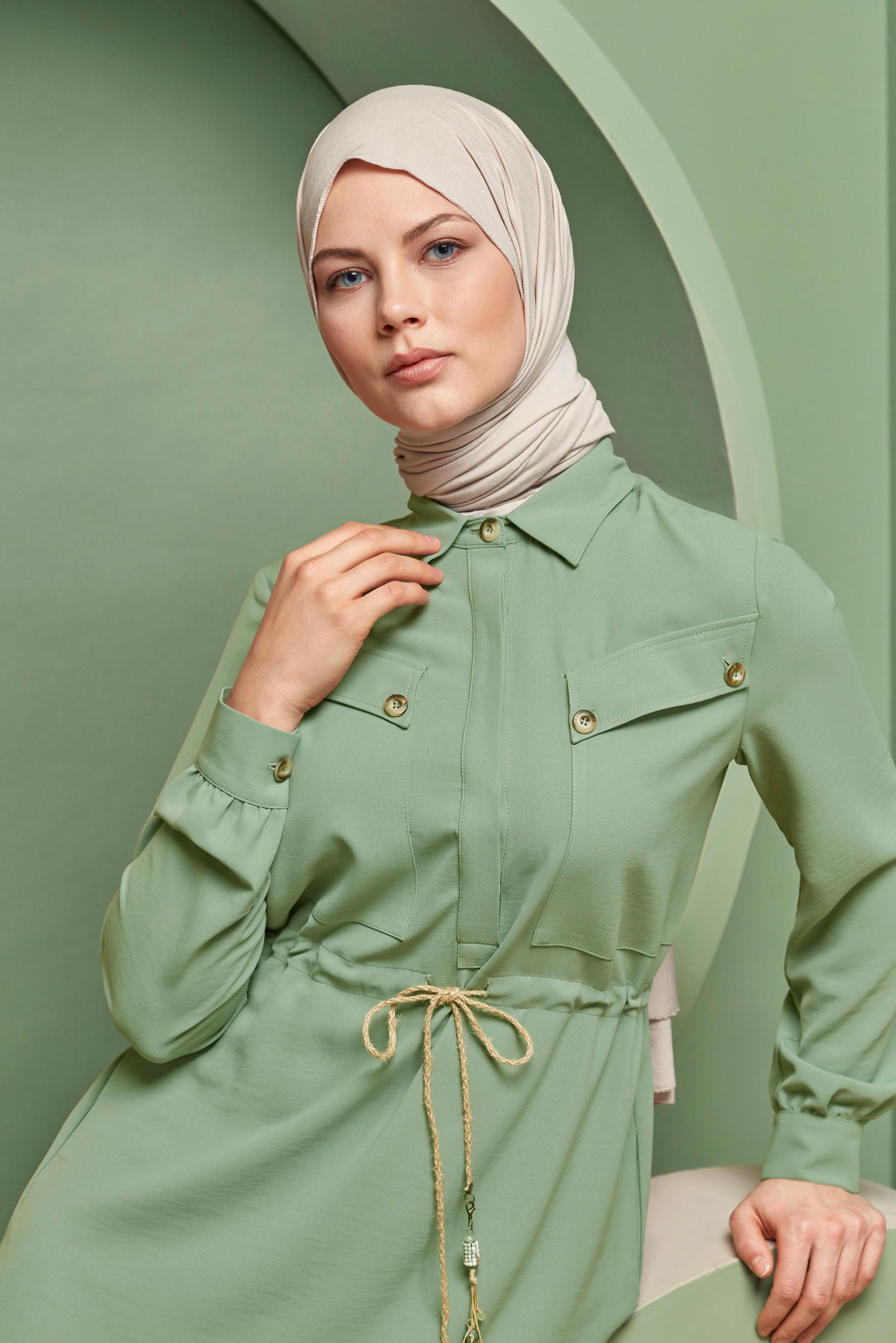 Tesettür giyim YEŞİL BELDEN BÜZGÜ BAĞCIKLI ELBİSE 41373