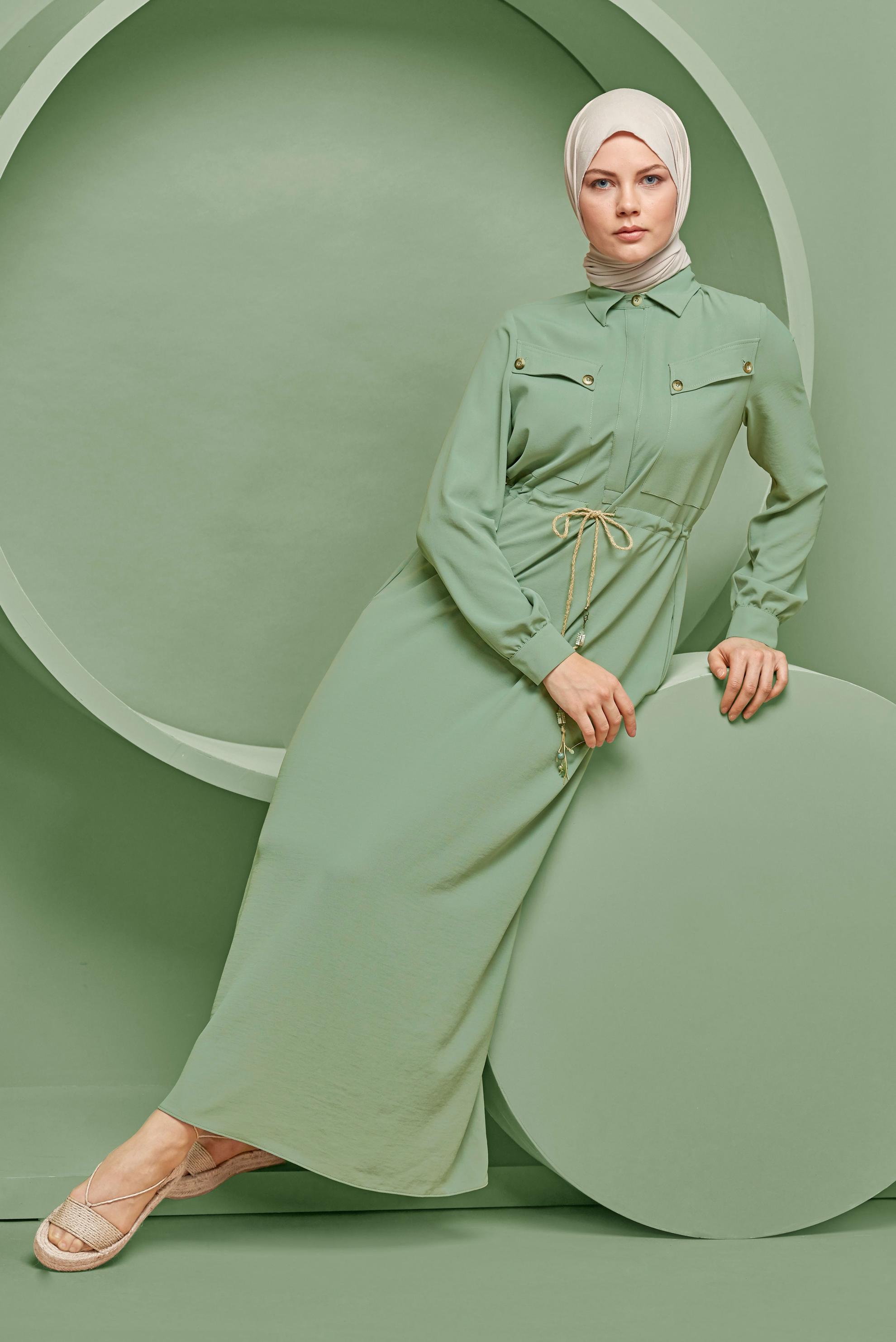 Tesettür giyim YEŞİL BELDEN BÜZGÜ BAĞCIKLI ELBİSE 41373