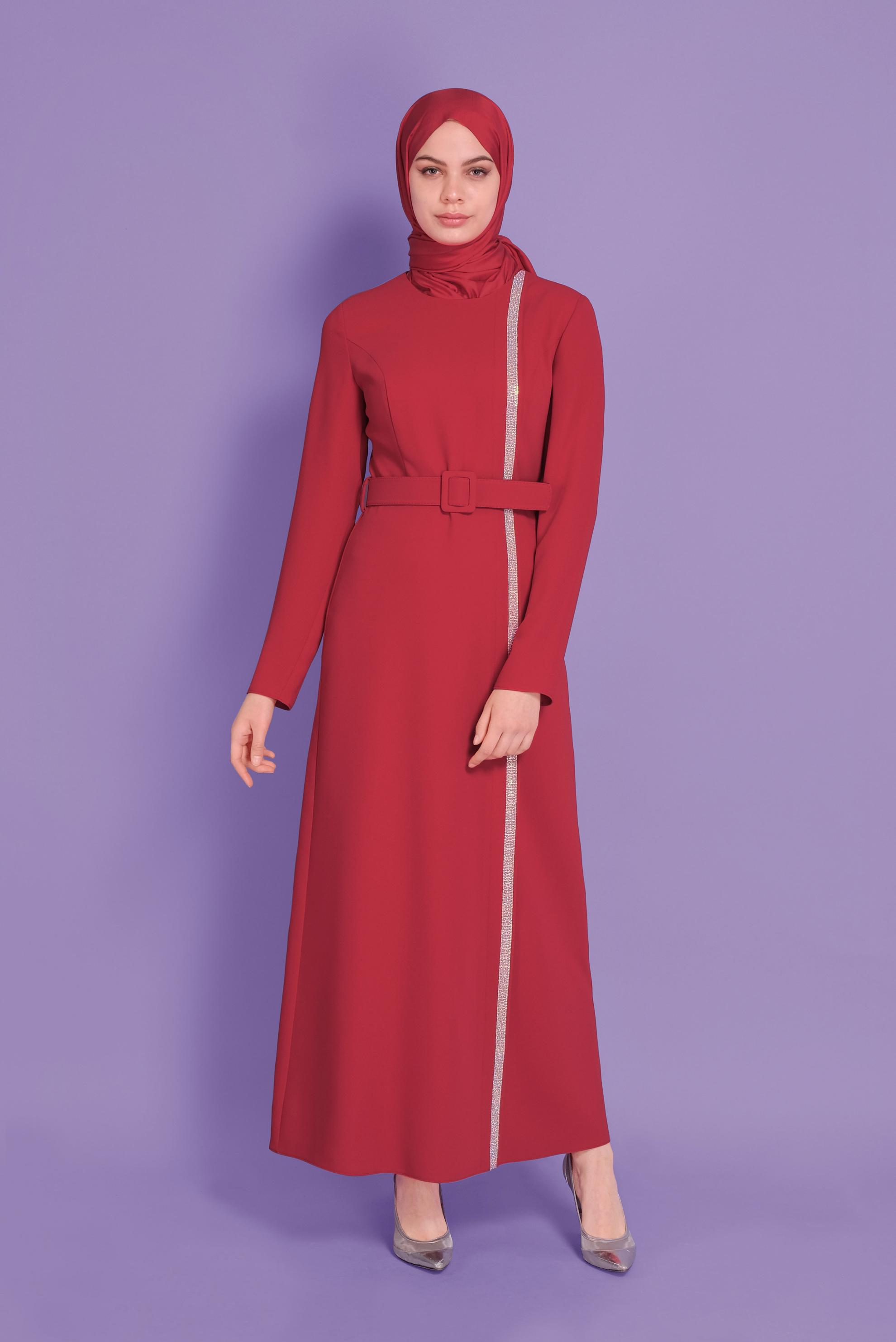 Tesettür giyim KIRMIZI TAŞ ŞERİT DETAYLI KALEM ELBİSE 41375