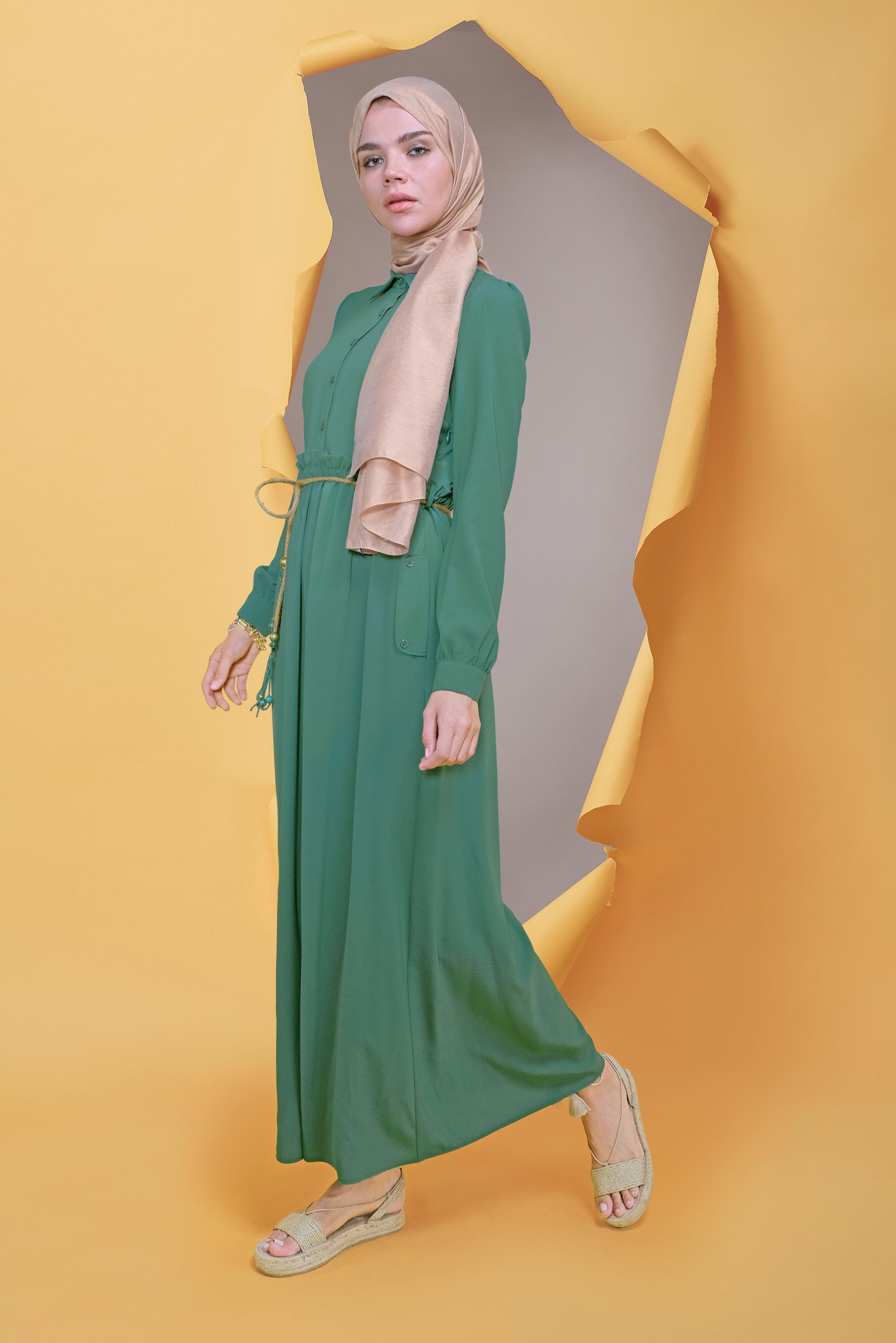 Tesettür giyim YEŞİL BEL KISMI BÜZGÜLÜ DÜĞMELİ ELBİSE 41383 