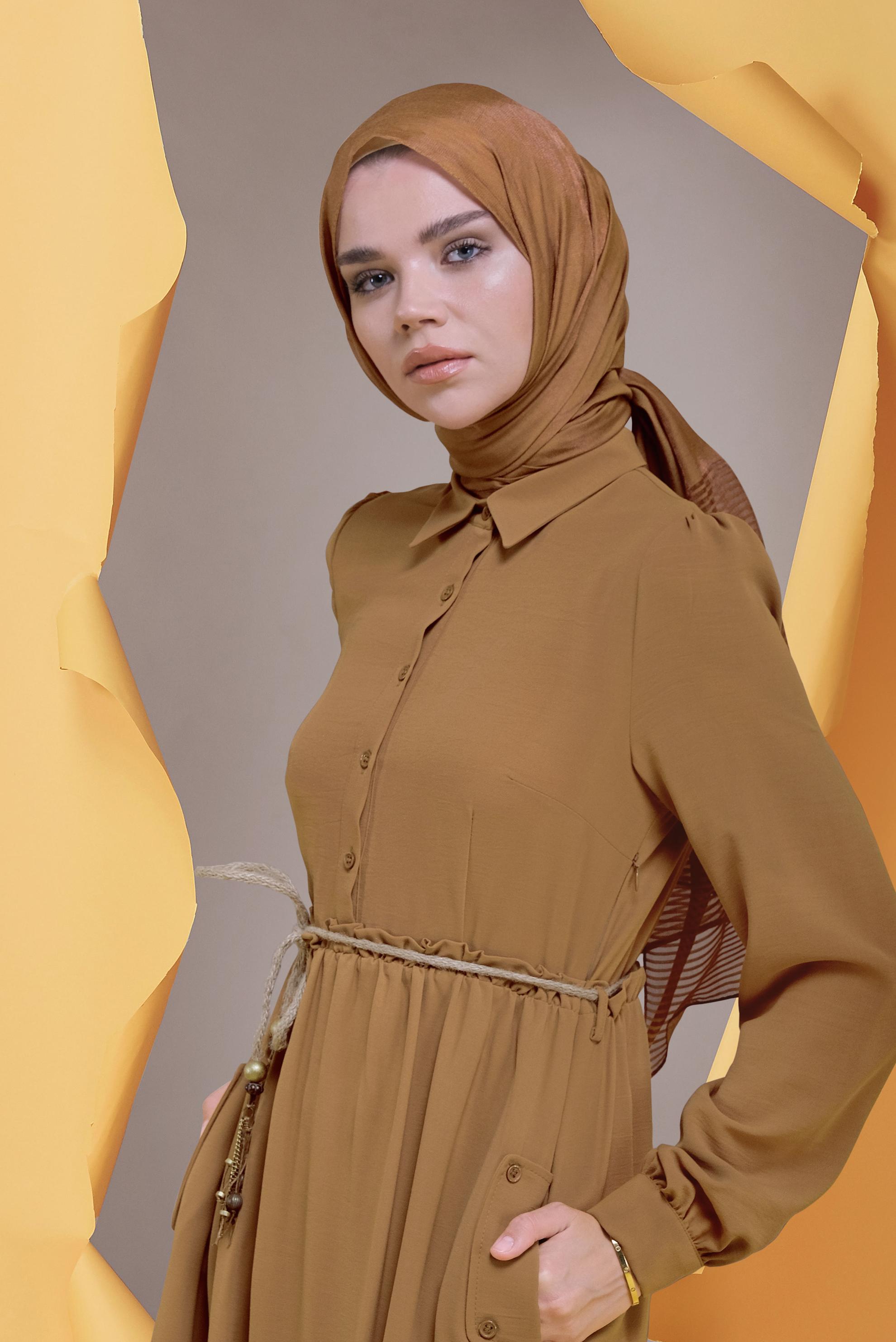 Tesettür giyim TABA BEL KISMI BÜZGÜLÜ DÜĞMELİ ELBİSE 41383 