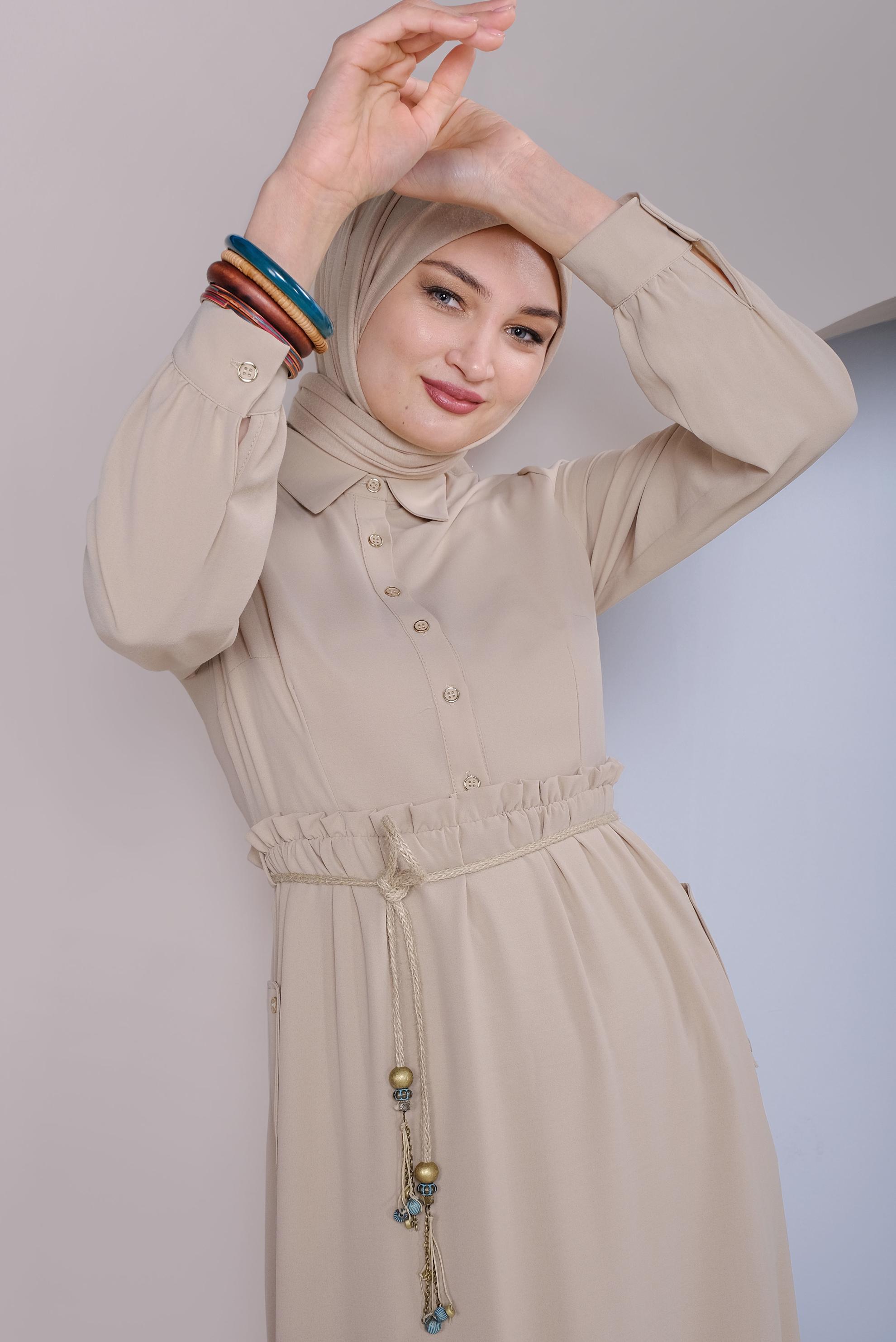 Tesettür giyim BEJ BEL KISMI BÜZGÜLÜ DÜĞMELİ ELBİSE 41383 