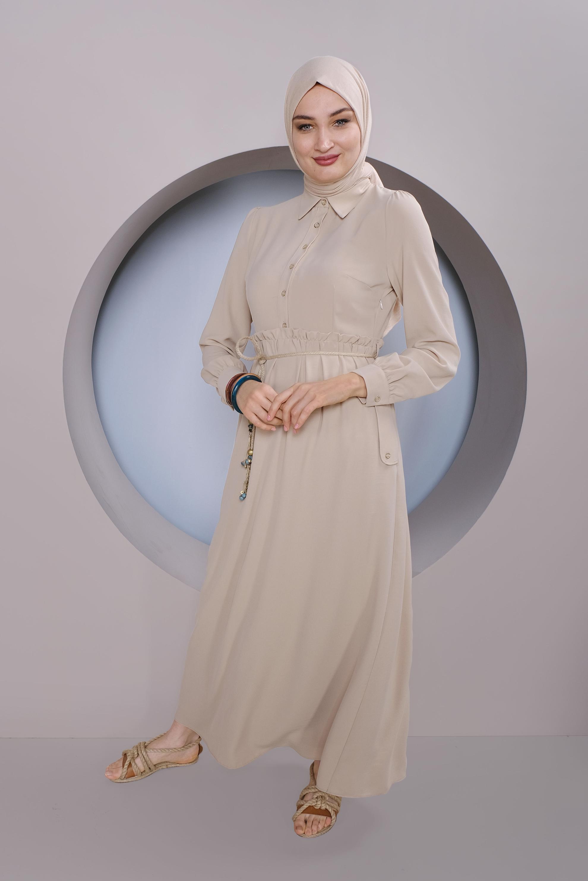 Tesettür giyim BEJ BEL KISMI BÜZGÜLÜ DÜĞMELİ ELBİSE 41383 