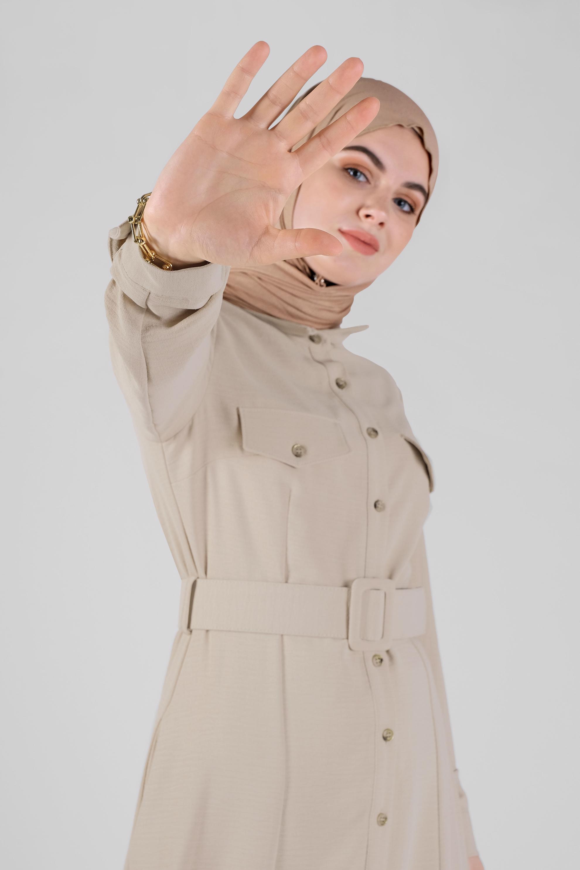 Tesettür giyim BEJ ÖNDEN DÜĞMELİ KEMERLİ ELBİSE 41384