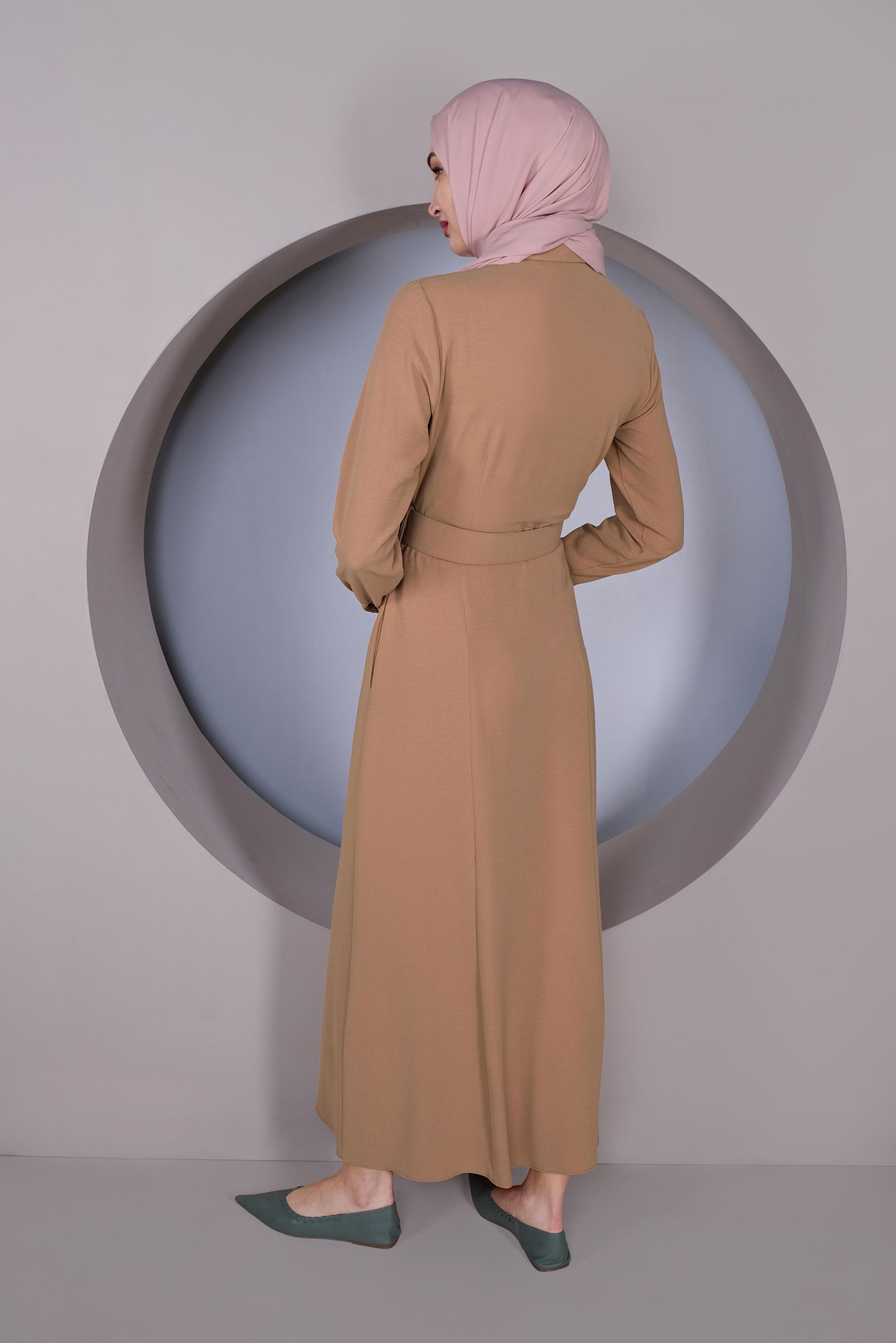 Tesettür giyim KAHVE ÖNDEN DÜĞMELİ KEMERLİ ELBİSE 41384