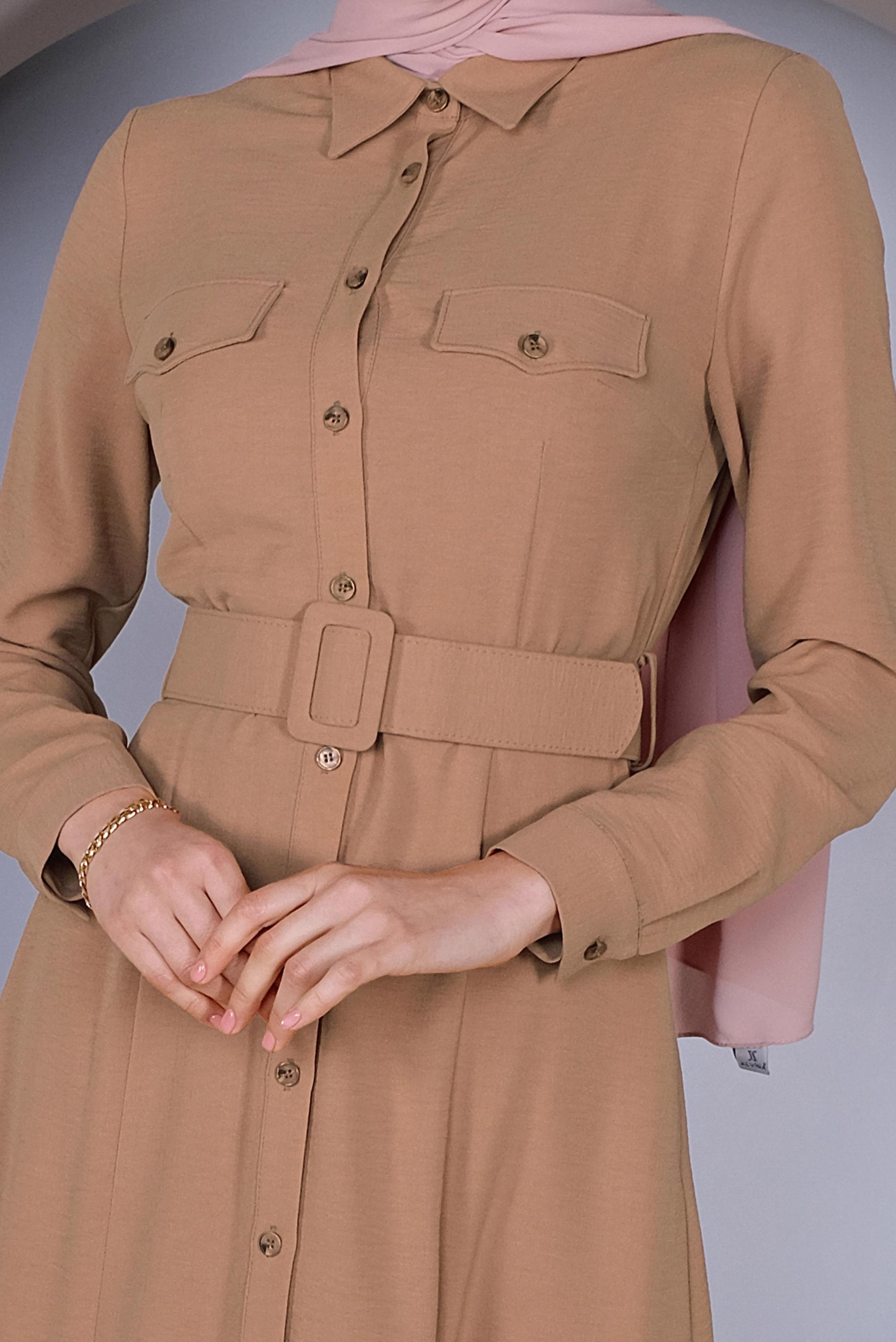 Tesettür giyim KAHVE ÖNDEN DÜĞMELİ KEMERLİ ELBİSE 41384