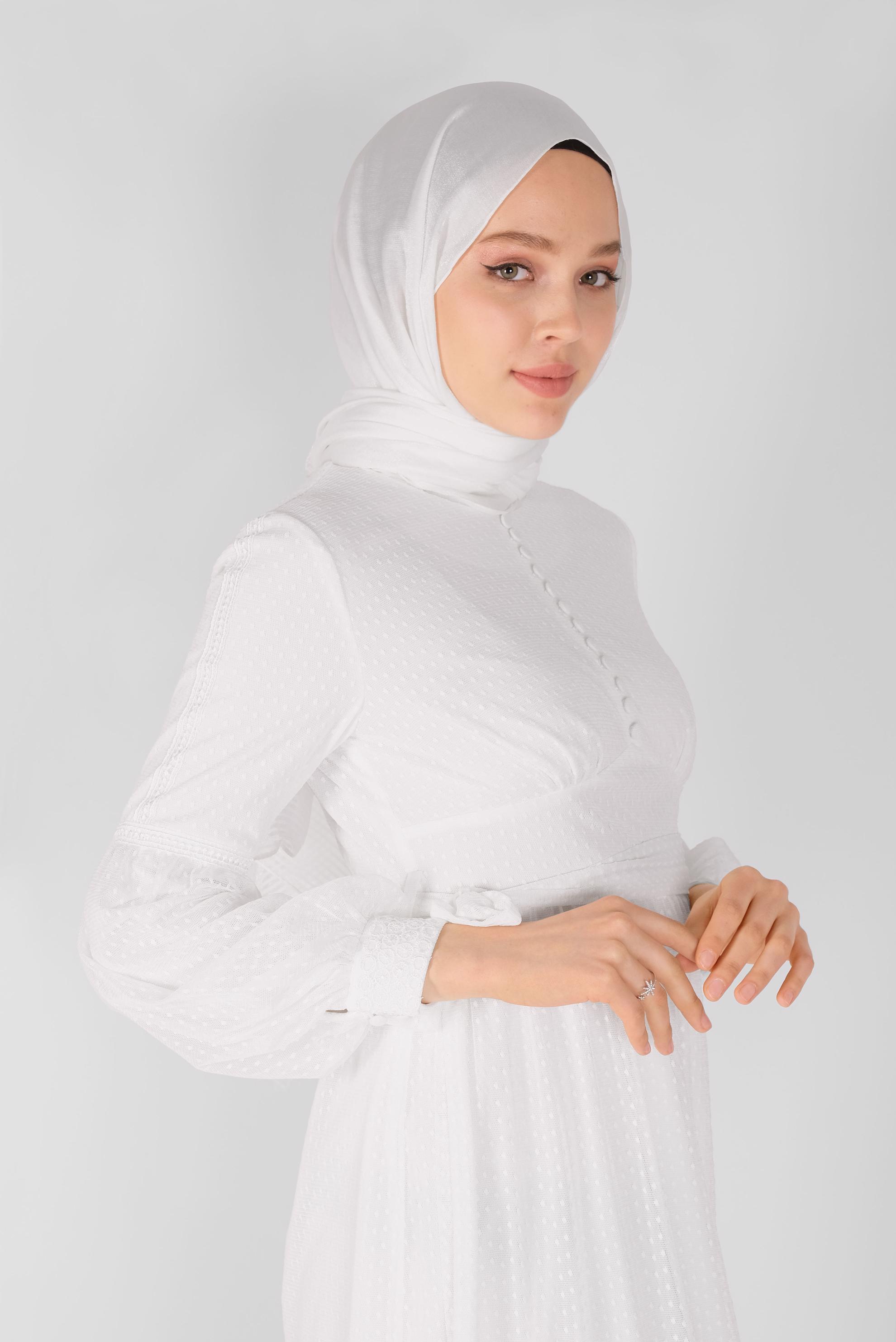 Tesettür giyim BEYAZ KUŞAKLI DÜĞMELİ TÜL ELBİSE 41405 