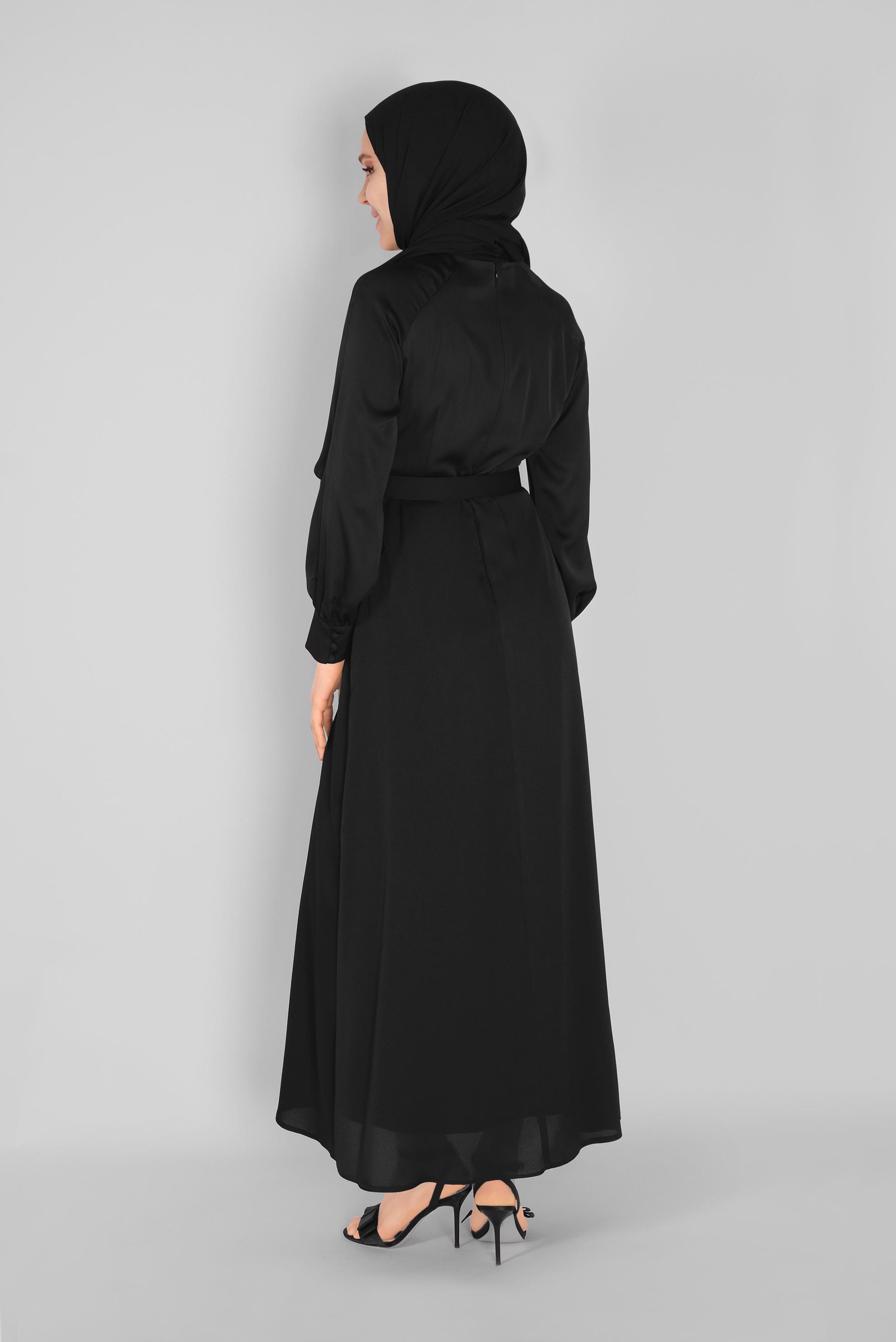 Tesettür giyim SİYAH DÜĞME VE KEMER DETAYLI SATEN ELBİSE 41407 